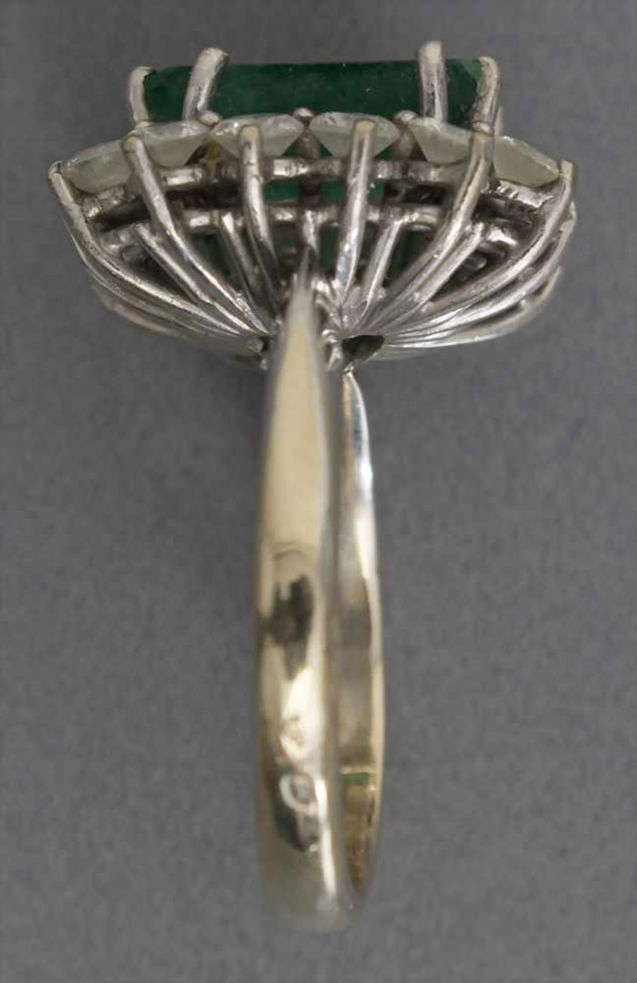 Damenring mit Smaragd und Diamanten / A ladies ring with emerald and diamondsMaterial: Weißgold - Image 4 of 7