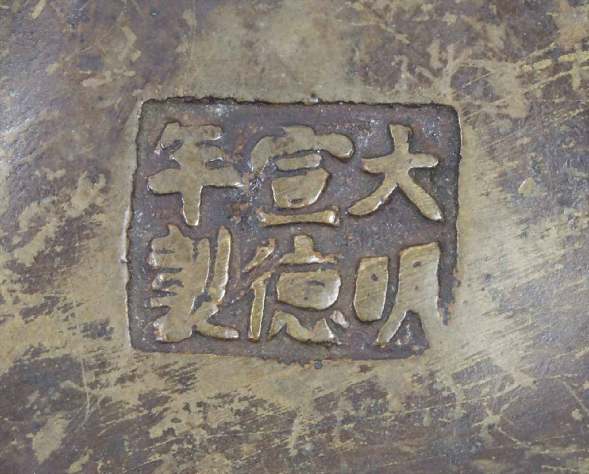 Dreibeiniger Weihrauchbrenner, Hsüan-tè Marke, ChinaMaterial: Bronze mit Alterspatina,Marke: - Bild 8 aus 9