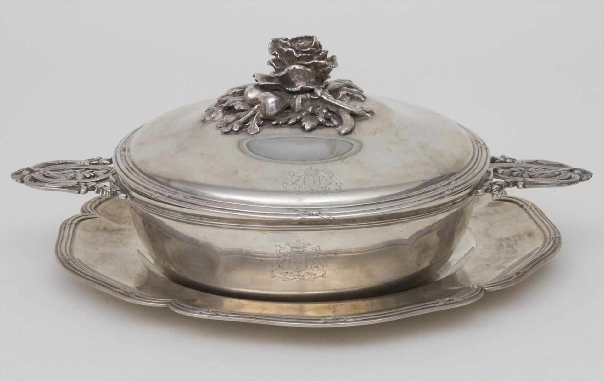 Legumier / Wöchnerinnenschüssel / A silver vegetable tureen with lining and cover, Stanislas Pollet,