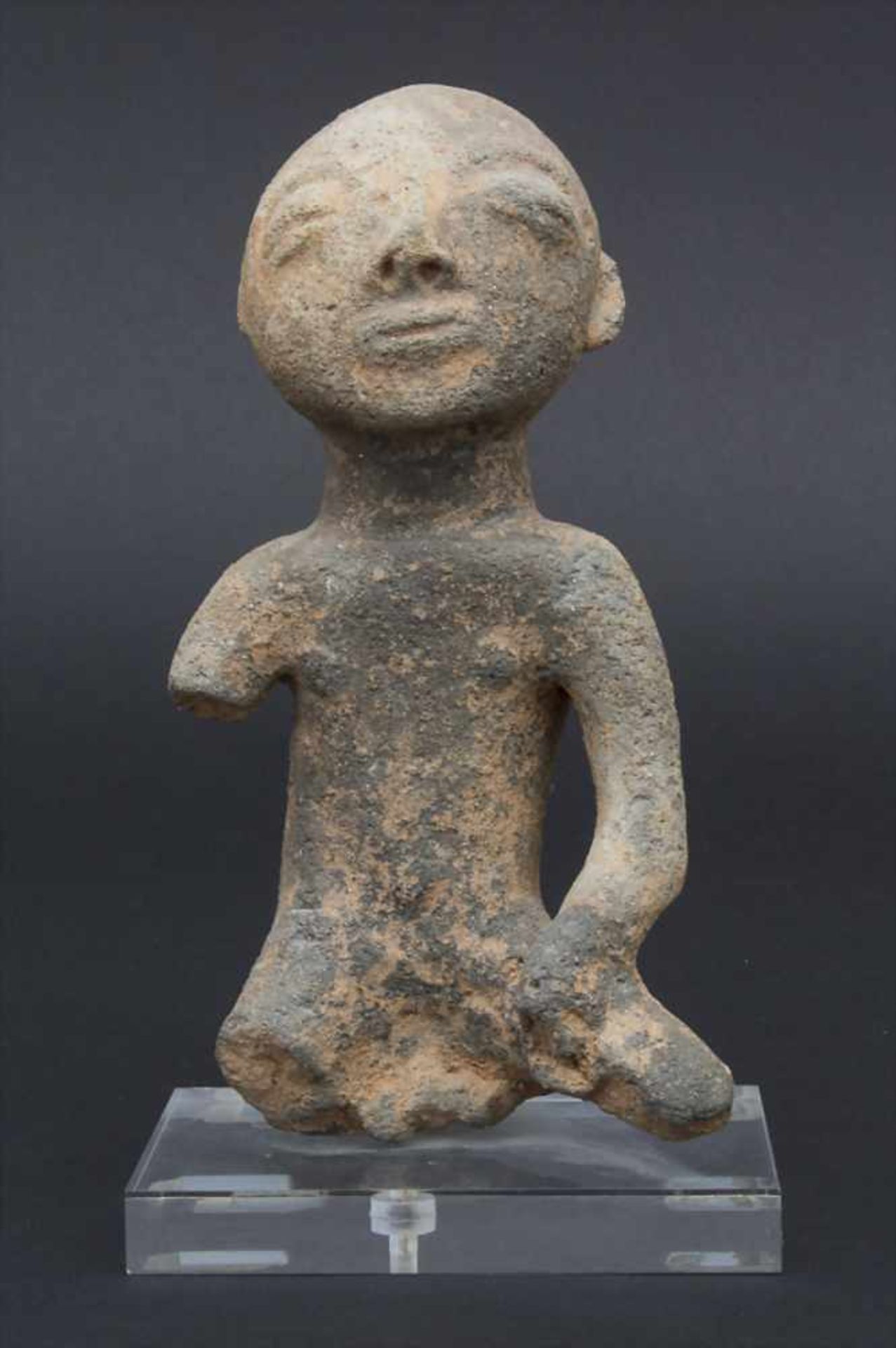 Tonfigur / A clay figure, präkolumbianischMaterial: gebrannter Ton, auf Plexiglassockel montiert,