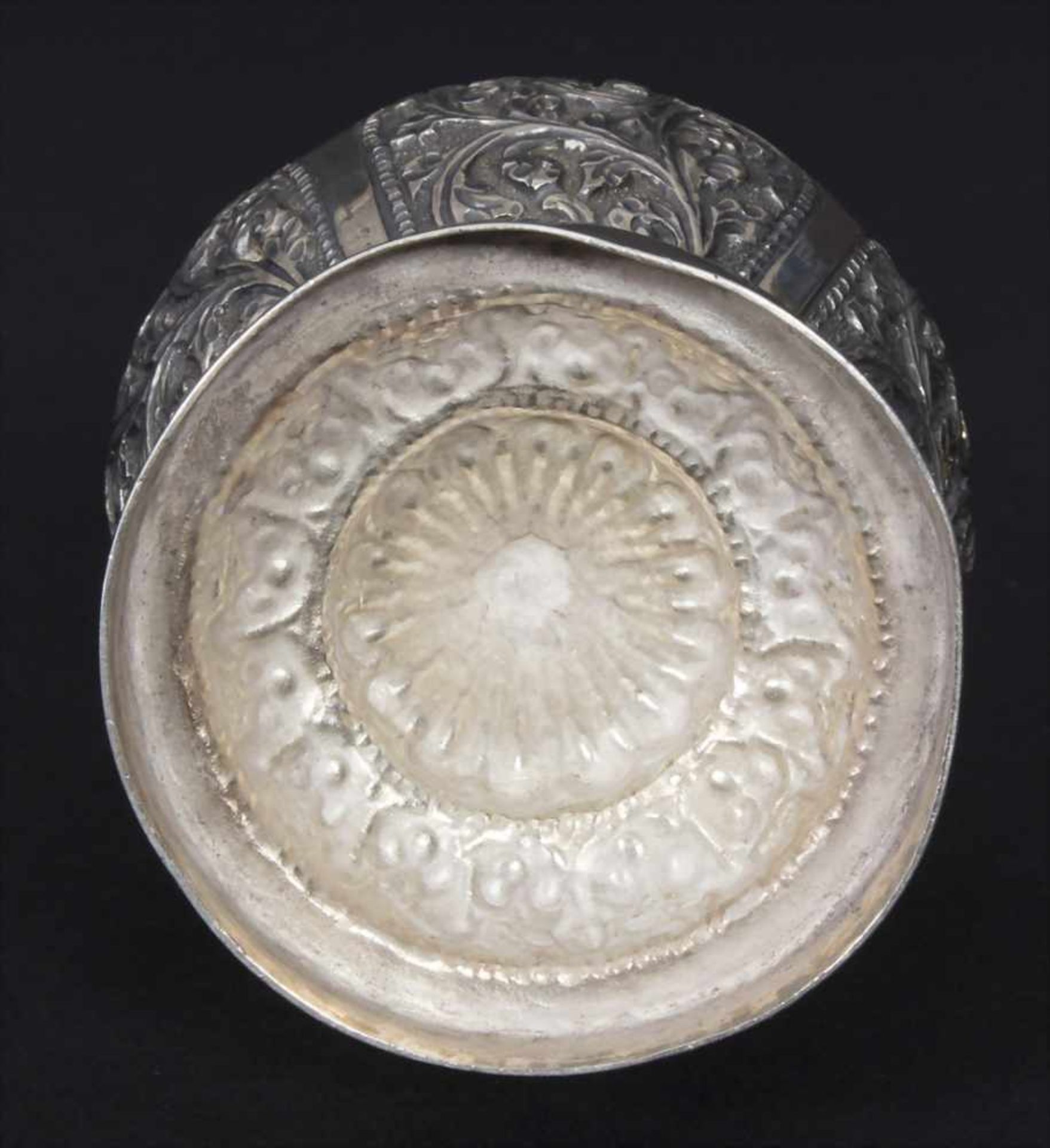 Rosenwasserflasche, Indien/Pakistan, um 1900Material: Silber mit Blättern- und Rankendekor,Marke: - Image 7 of 7
