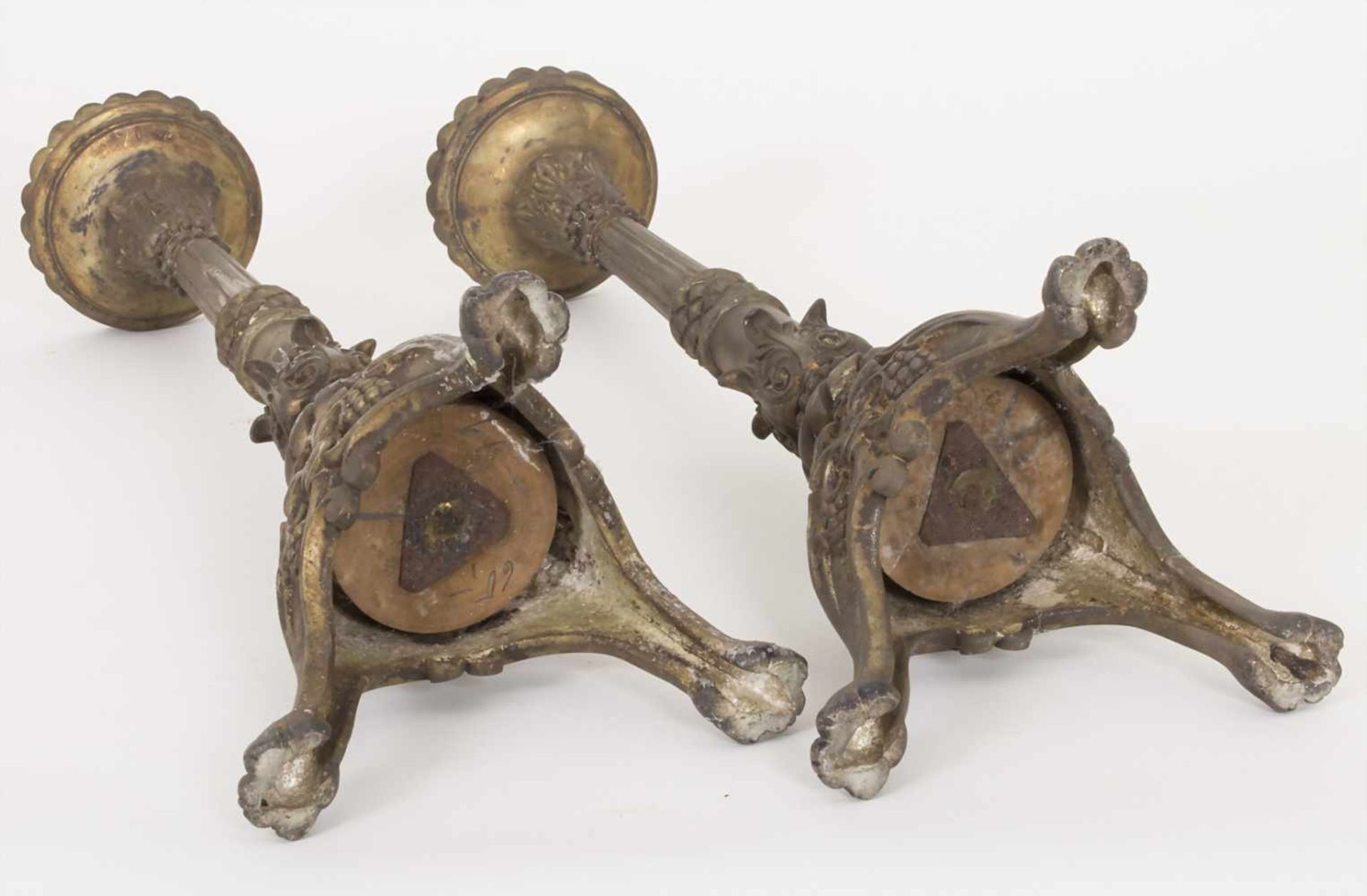 Paar Altarleuchter / A pair of altar candle holders, 19. Jh.Material: Bronze, patiniert, Höhe: 55, - Image 4 of 7