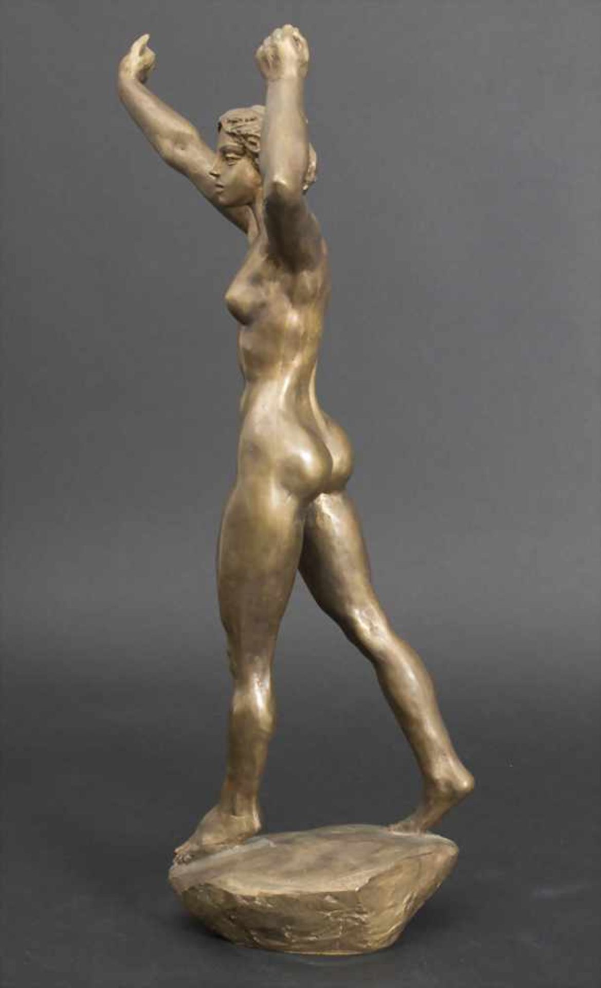 Valéria Tóth (*1943), 'Weiblicher Akt' / 'A female nude'Technik: Bronze, patiniert, Signatur: - Bild 3 aus 11