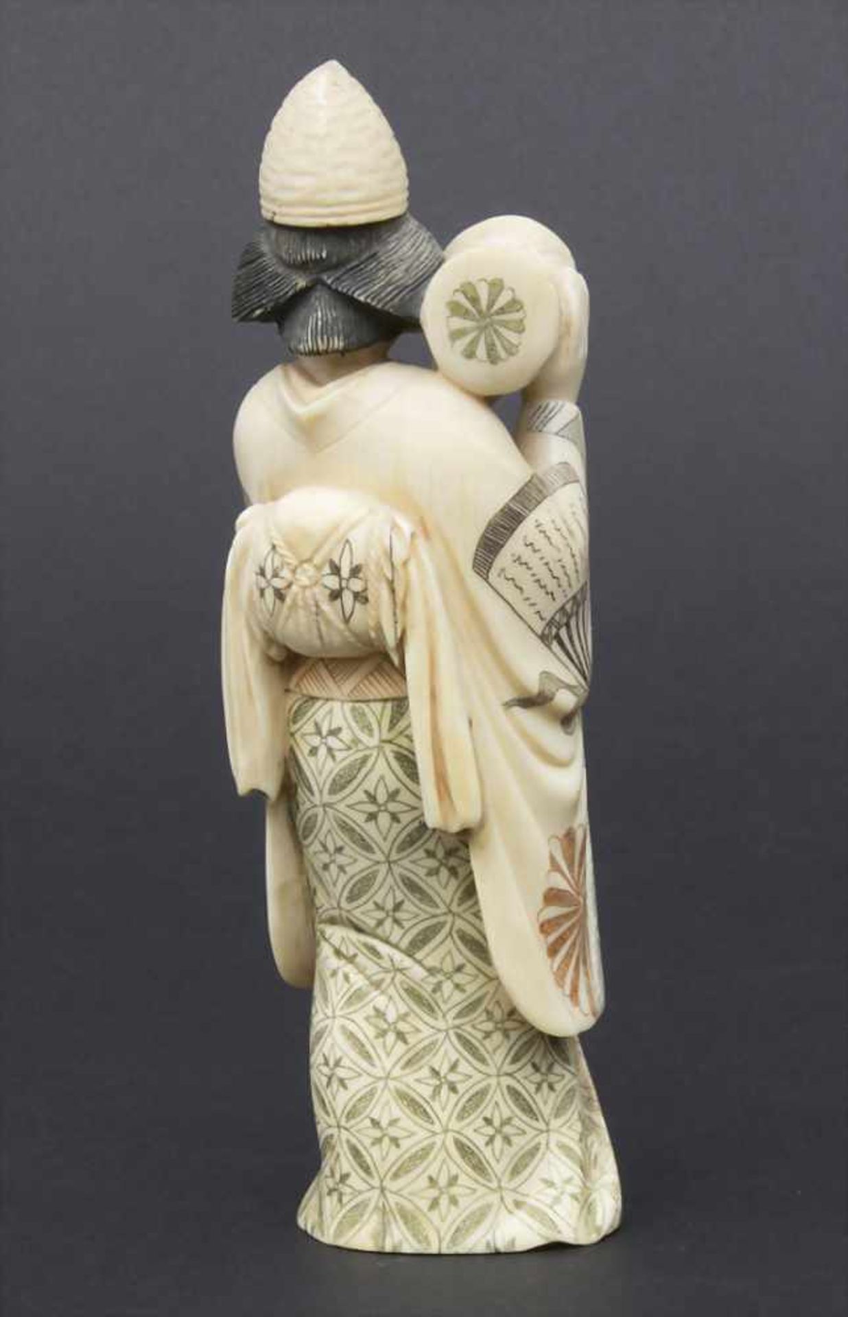 Figur 'Musizierende Geisha' / A figure 'Geisha', Japan, um 1900Material: Elfenbein, geschnitzt, - Bild 5 aus 9