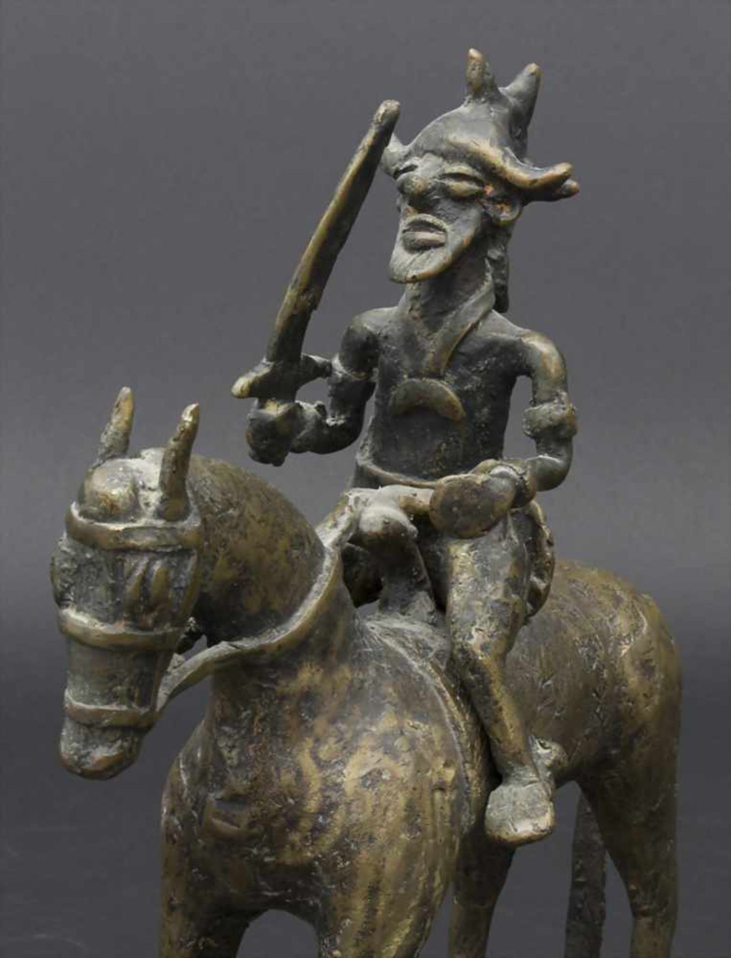Reiter / Krieger zu Pferd, Benin, NigeriaMaterial: Bronze,Maße: 27 cm,Zustand: Gussfehler.- - -20.00 - Image 4 of 5