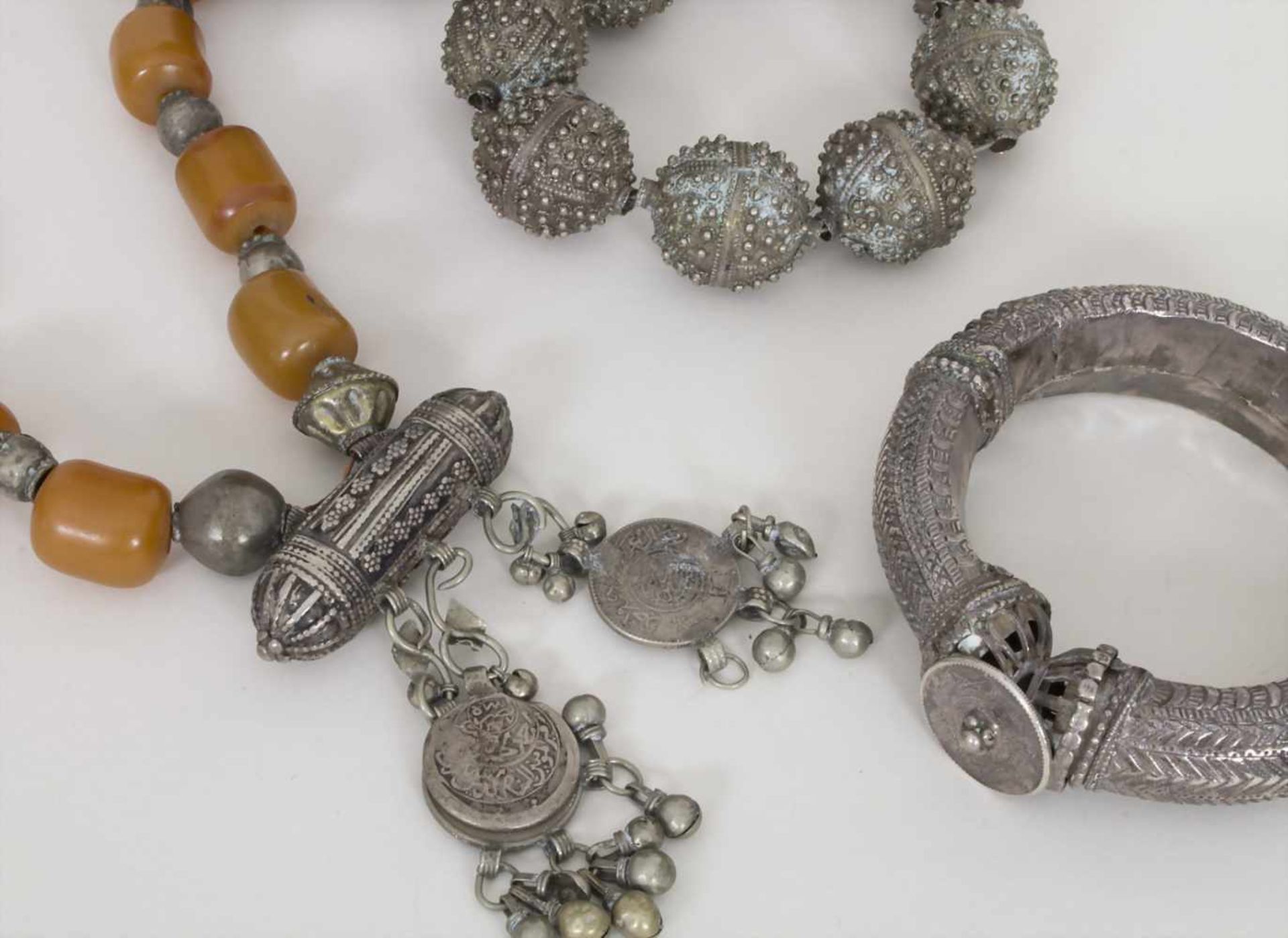 Konvolut Silberschmuck, arabischBestehend aus: einer Halskette mit Bernstein, einem Armreif, einer - Image 2 of 6