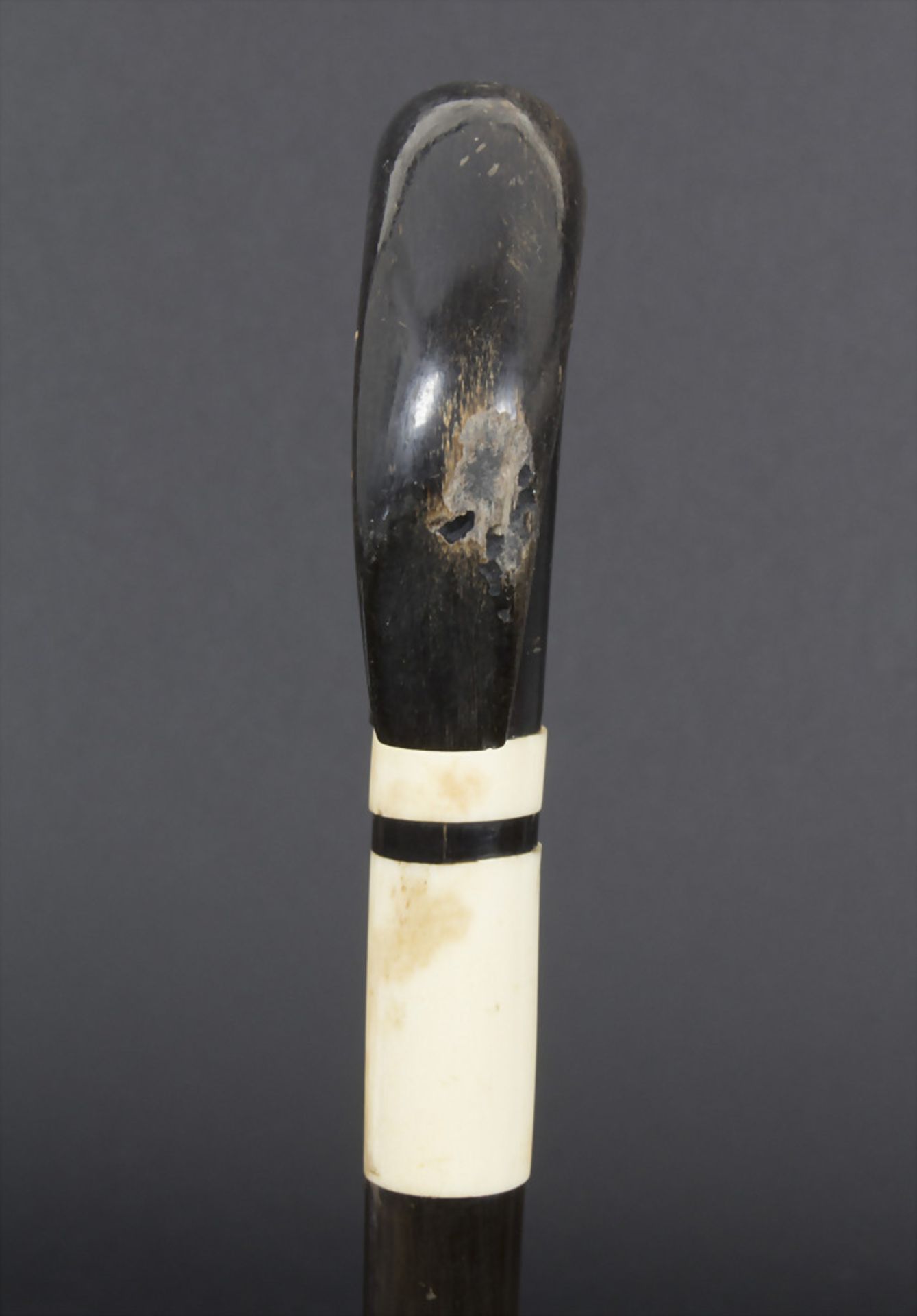 Gehstock mit Schwarz-Weiß-Dekor / A cane with black and white patterns, um 1900Material: Horn, - Bild 3 aus 5