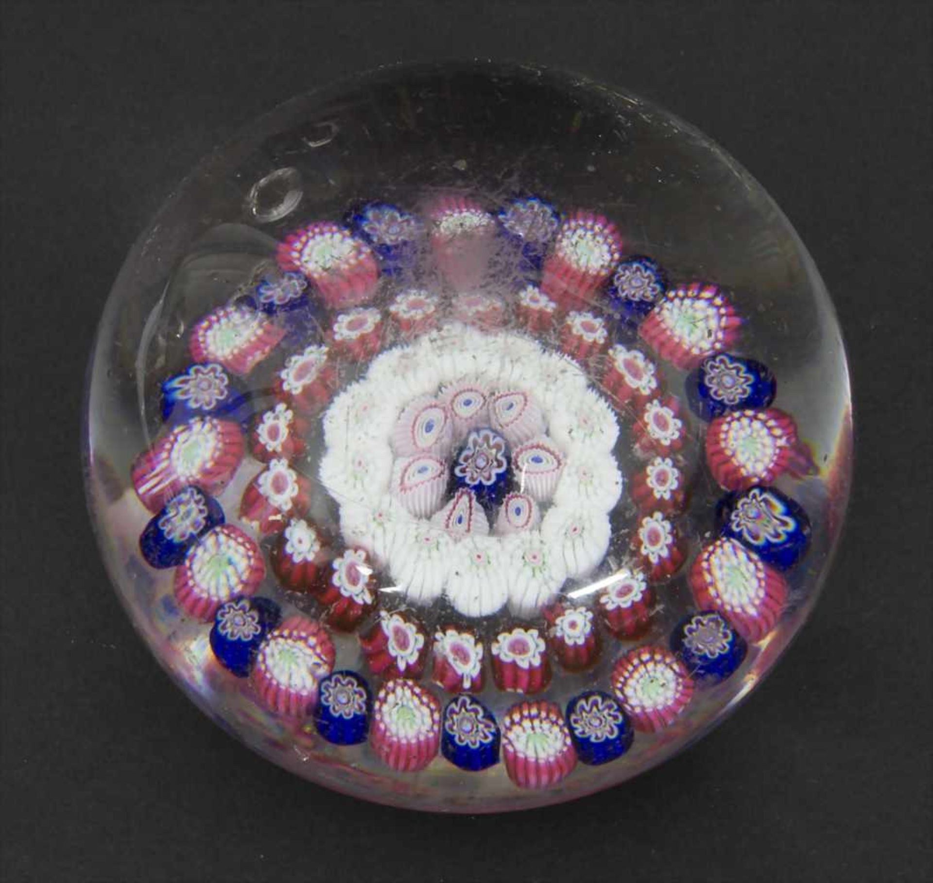 Briefbeschwerer / Paperweight, Clichy, Mitte 19. Jh.Material: farbloses Glas mit farbigen