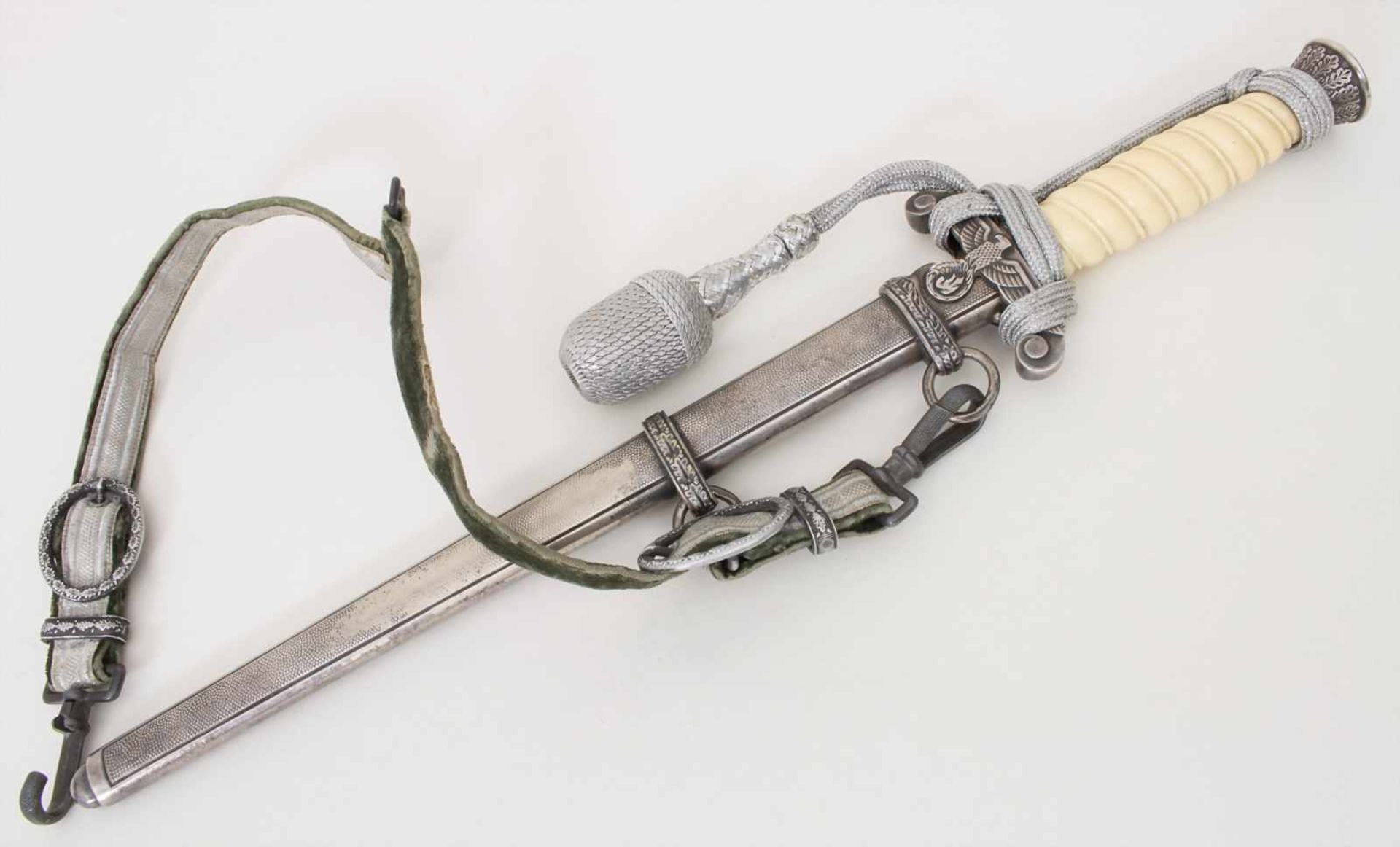 Heeres Offiziersdolch / An officers dagger, 3. ReichHeeres Offiziersdolch mit Portepee und Gehänge,