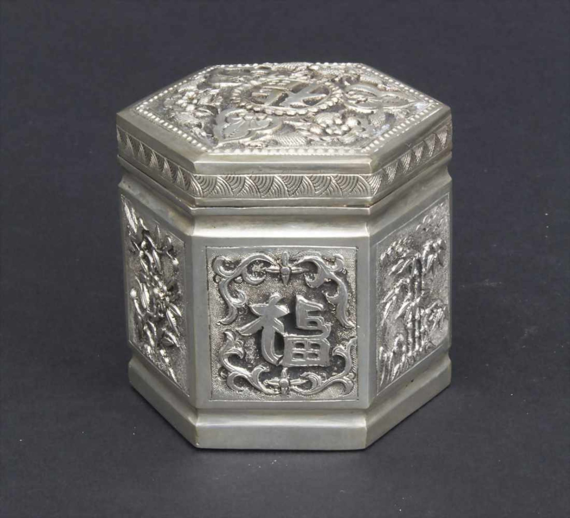 Silber Dose / A Silver Box, China, um 1900Material: Silber fein ziseliert,Marke: unterseitig - Image 2 of 11