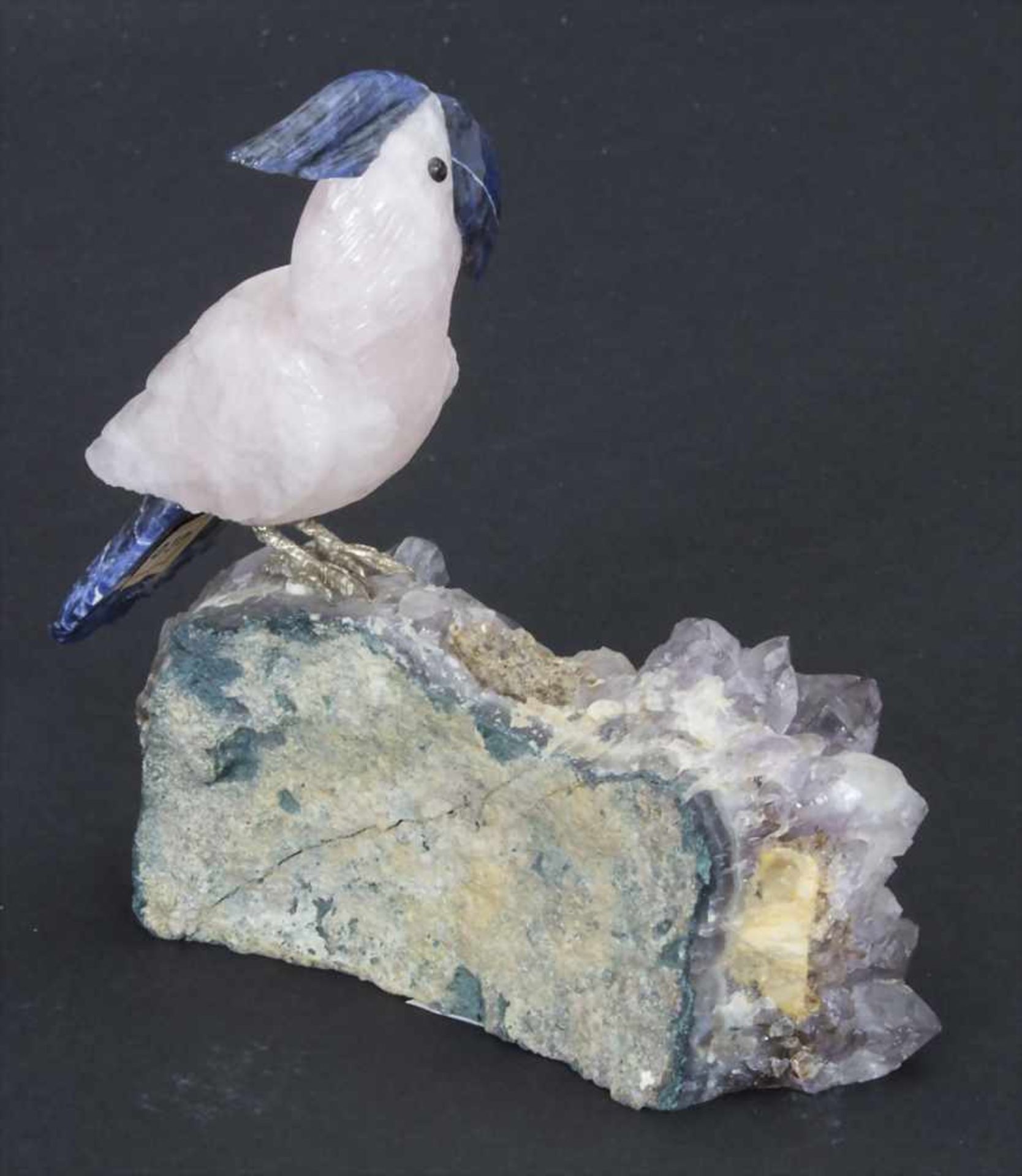 Edelsteinfigur 'Kakadu' / A gemstone figure 'Cockatoo'Technik: Rosenquarz, geschnitzt, Sodalith- - Bild 3 aus 3