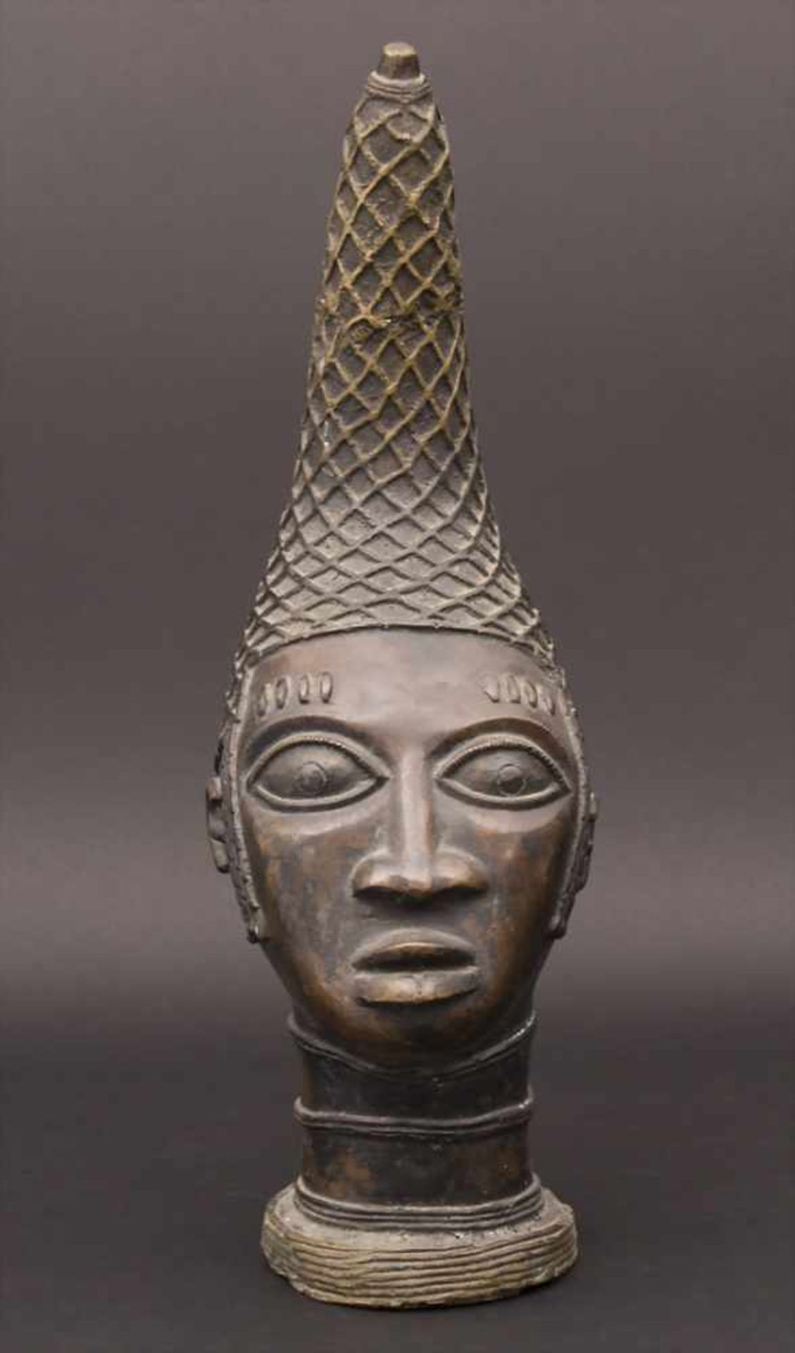 Kopf einer Königin / Gedenkkopf, BeninMaterial: Bronze braun patiniert,Maße: 52 cm,Zustand: - Image 2 of 7