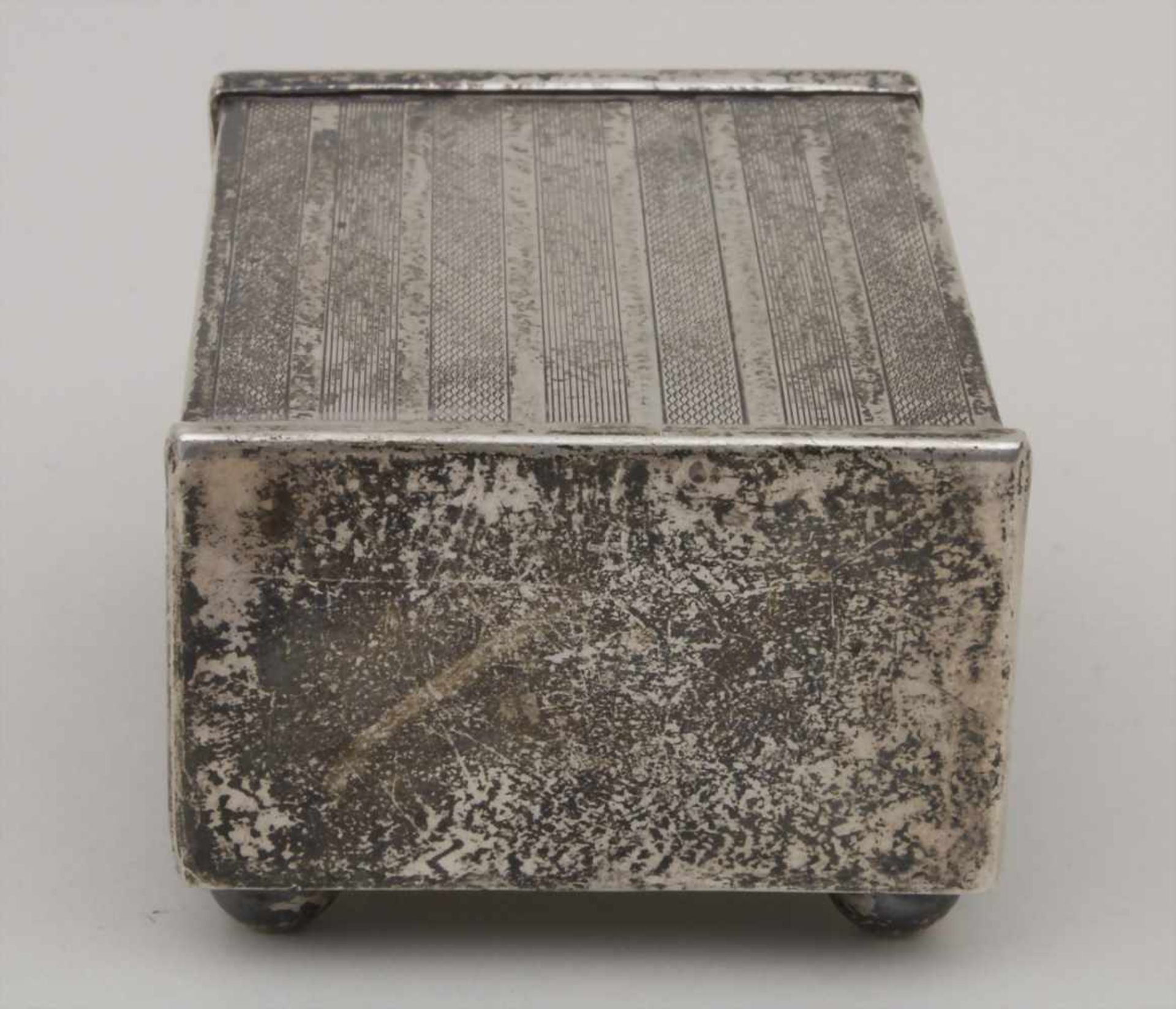 Streichholzetui auf Kugelfüßen / A silver matchbox on ball feet, Asprey & Co., London, 1911Material: - Image 2 of 9