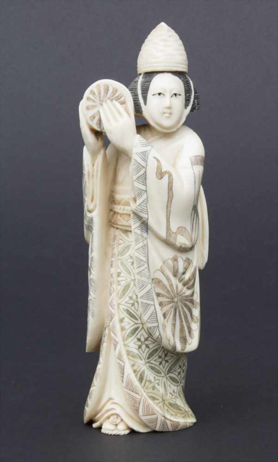 Figur 'Musizierende Geisha' / A figure 'Geisha', Japan, um 1900Material: Elfenbein, geschnitzt,