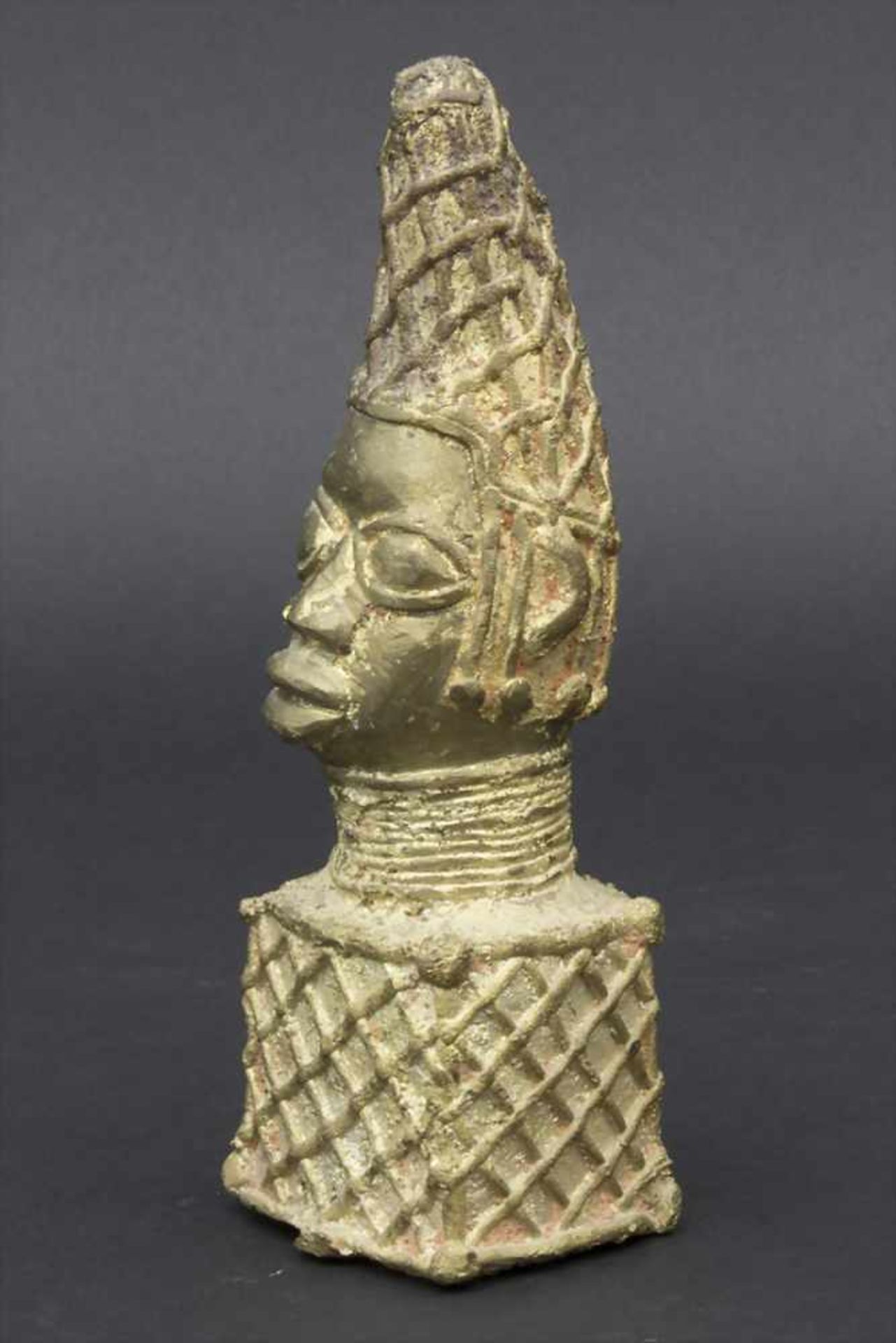 Kopf einer Königin / Gedenkkopf, BeninMaterial: Bronze,Maße: 18 cm,Zustand: Gussfehler- - -20.00 % - Image 2 of 7