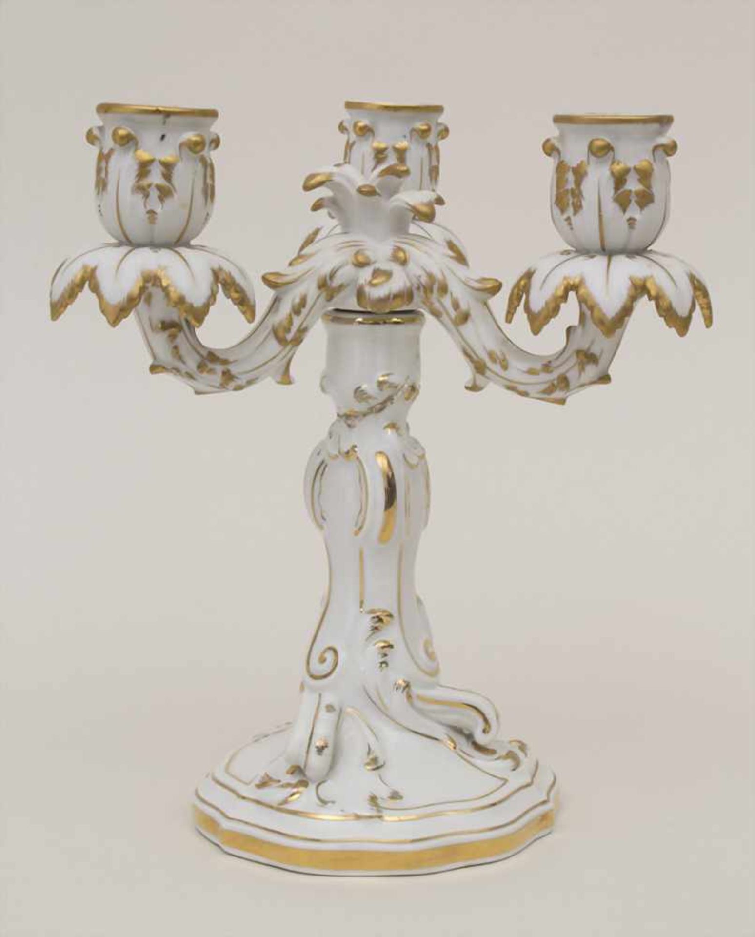 Dreiflammiger Leuchter / A candleholder, Meissen, Mitte 20. Jh.Material: Porzellan, goldstaffiert,