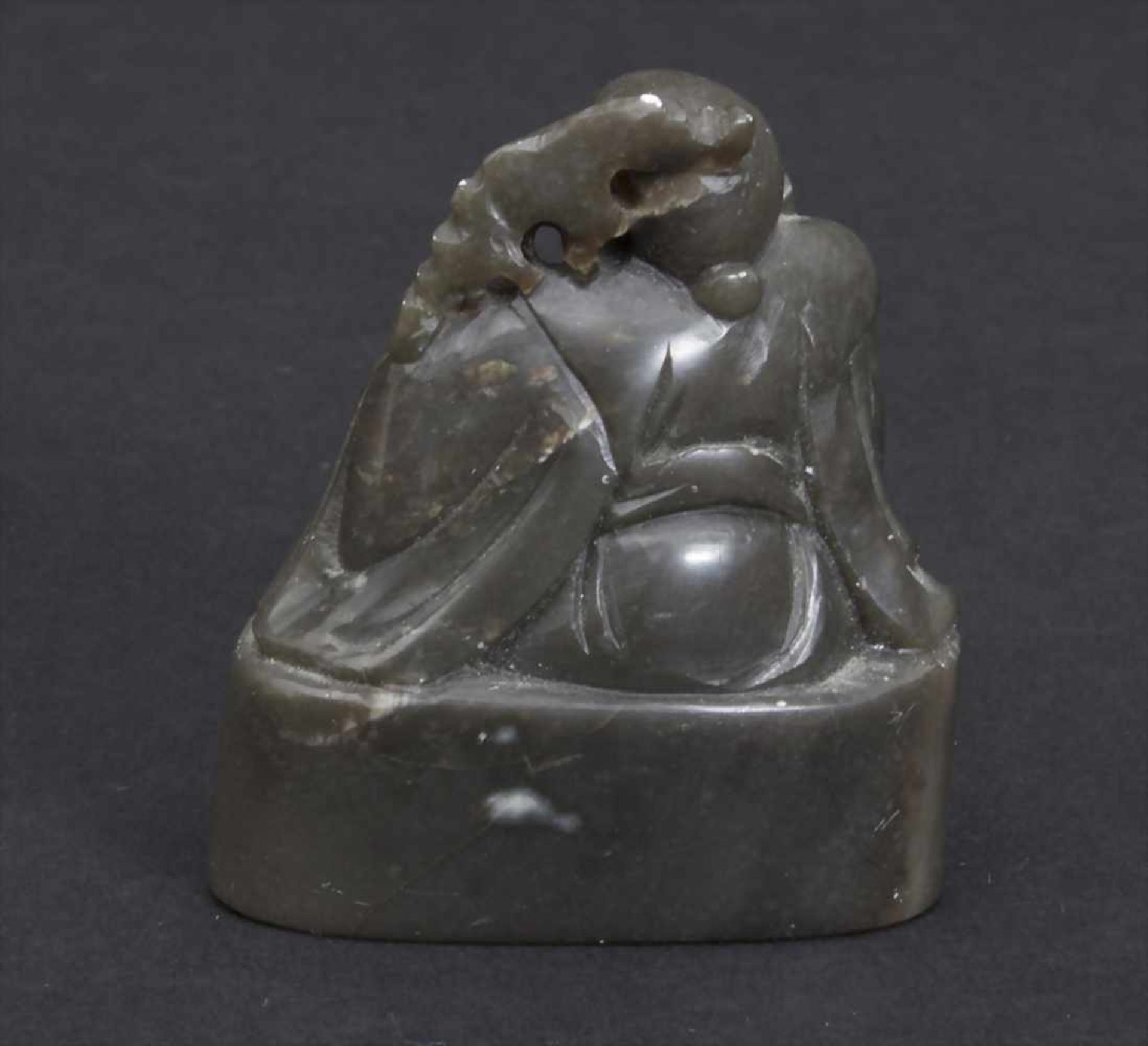 Jade-Stempel, A Jade Stamp, China, 19. Jh.Material: Jade dunkel grün, geschnitzt, Höhe: 5 cm, - Image 3 of 9