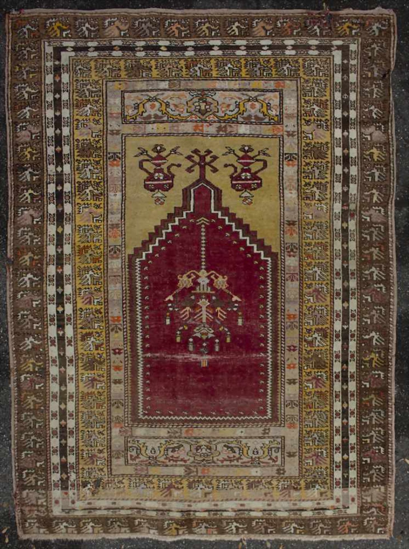 Orientteppich mit Gebetsnische / An oriental carpet with mihrabMaterial: Wolle auf Baumwolle,