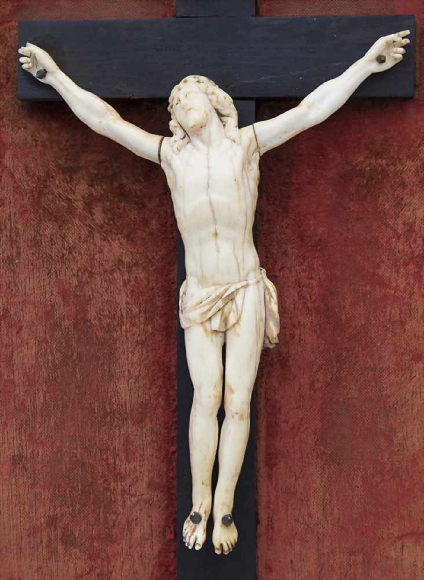 Elfenbein-Kruzifix / An ivory Crucifix, 19. Jh.Technik: Elfenbeinfigur, geschnitzt, auf ebonisiertem - Bild 2 aus 9