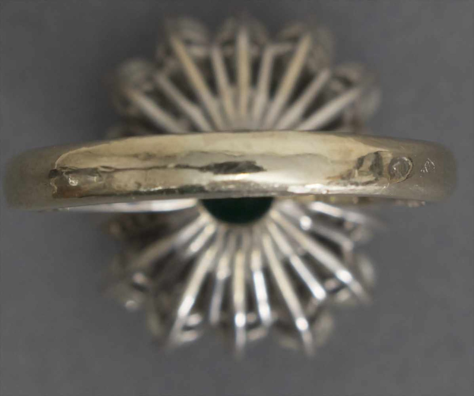 Damenring mit Smaragd und Diamanten / A ladies ring with emerald and diamondsMaterial: Weißgold - Image 3 of 7