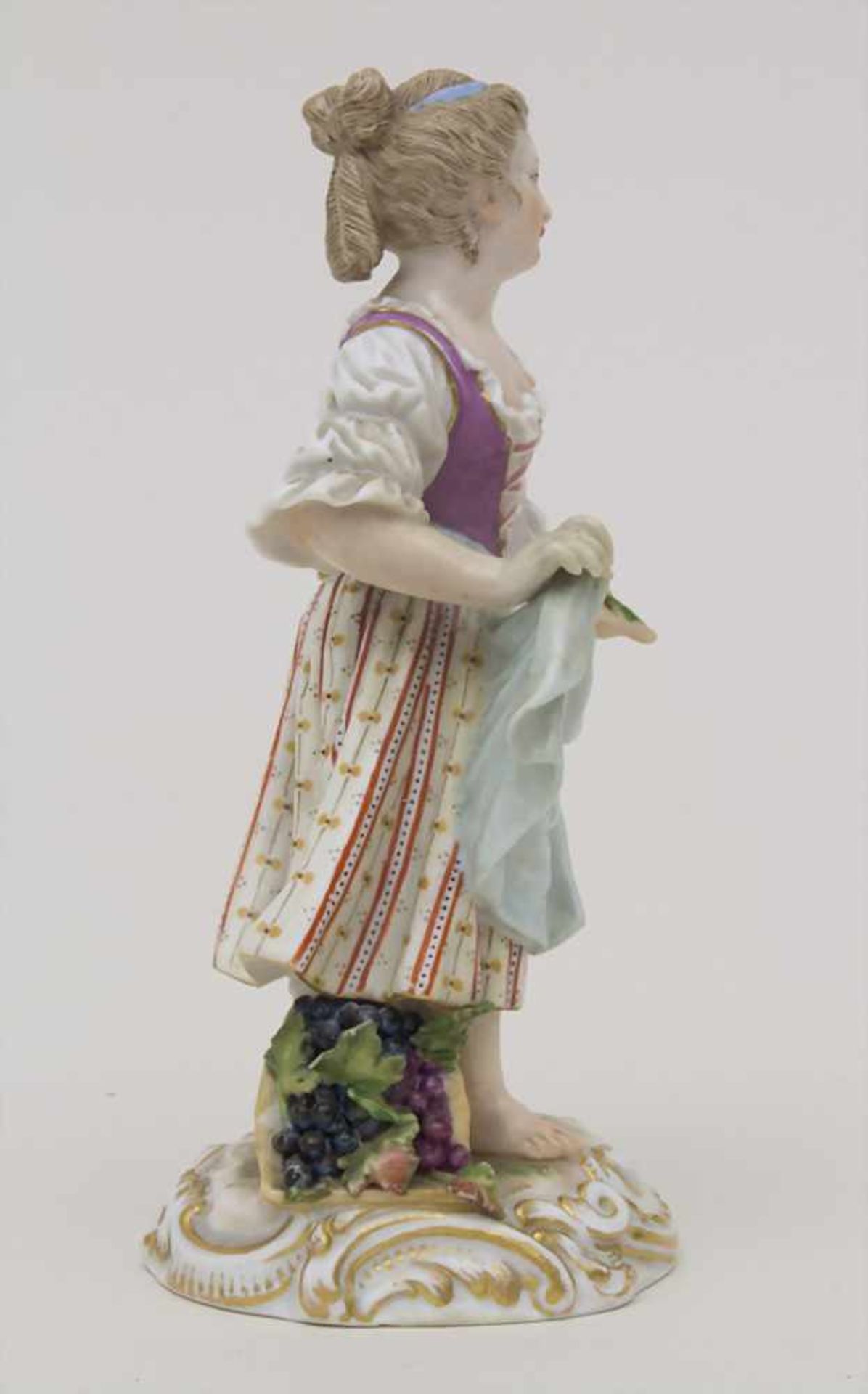 Gärtnerkind 'Mädchen mit Trauben' / A gardener child 'Girl with grapes', Meissen, um 1860Material: - Image 5 of 6