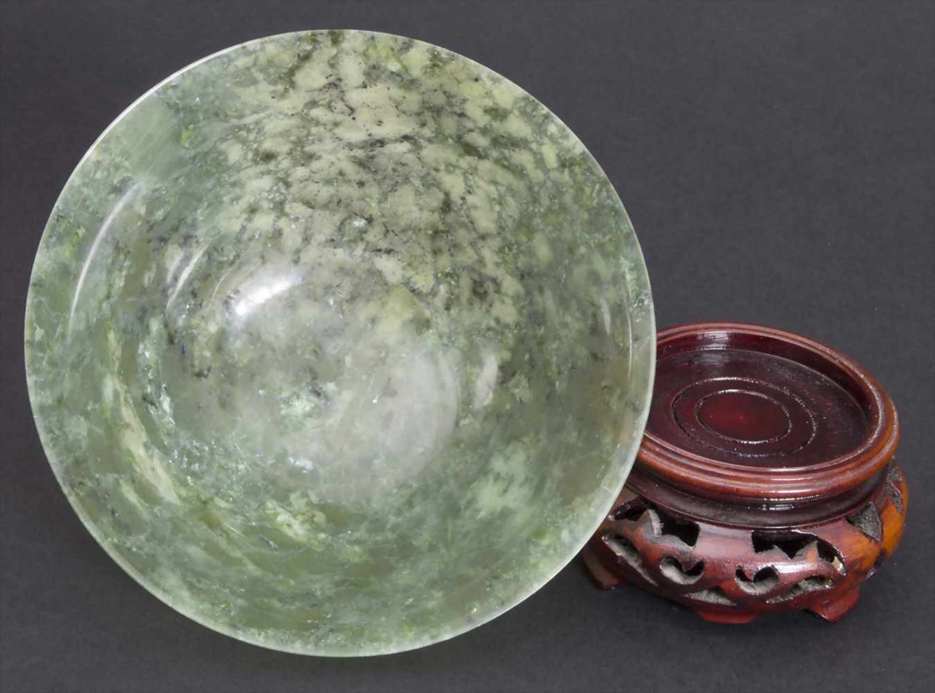 Jade Schale / A Jade Bowl, China, 20. Jh.Material: Jade, auf Holzständer,Maße: H. 5 cm,Zustand: gut- - Image 3 of 5