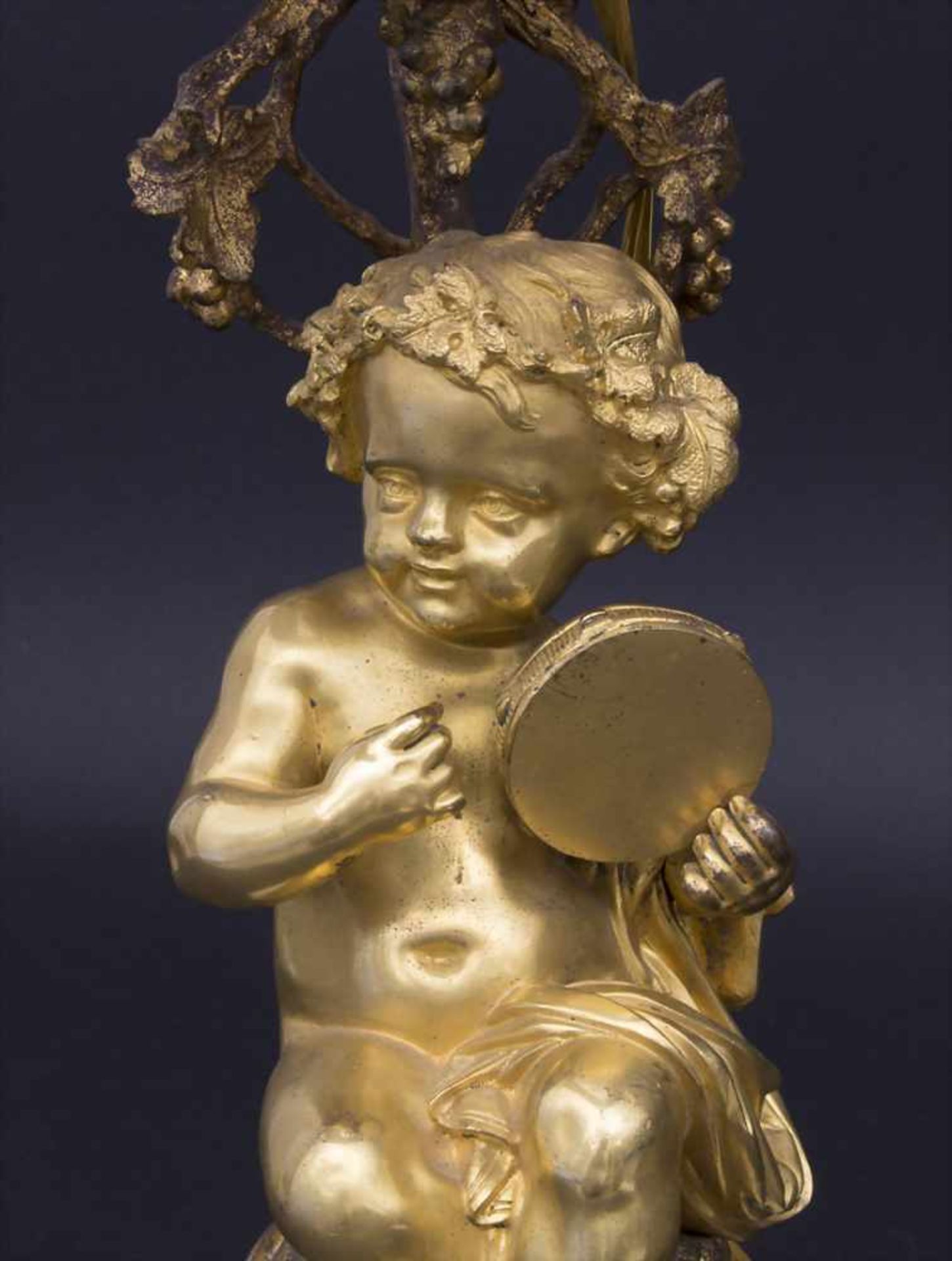 Figurenlampe 'Putto mit Tamburin' / A figural lamp 'Putto with tambourine'Technik: Bronze, - Image 9 of 9