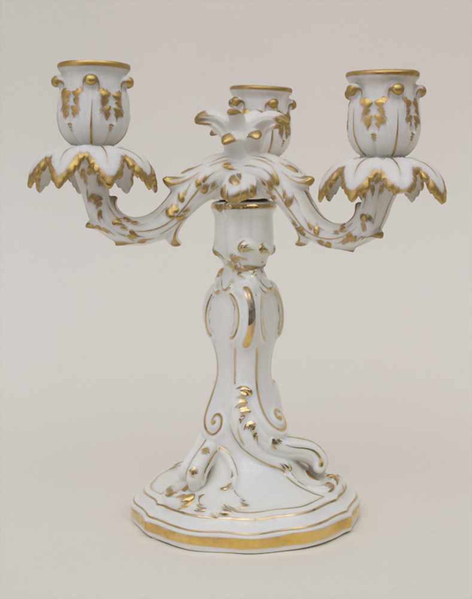 Dreiflammiger Leuchter / A candleholder, Meissen, Mitte 20. Jh.Material: Porzellan, goldstaffiert, - Image 2 of 6