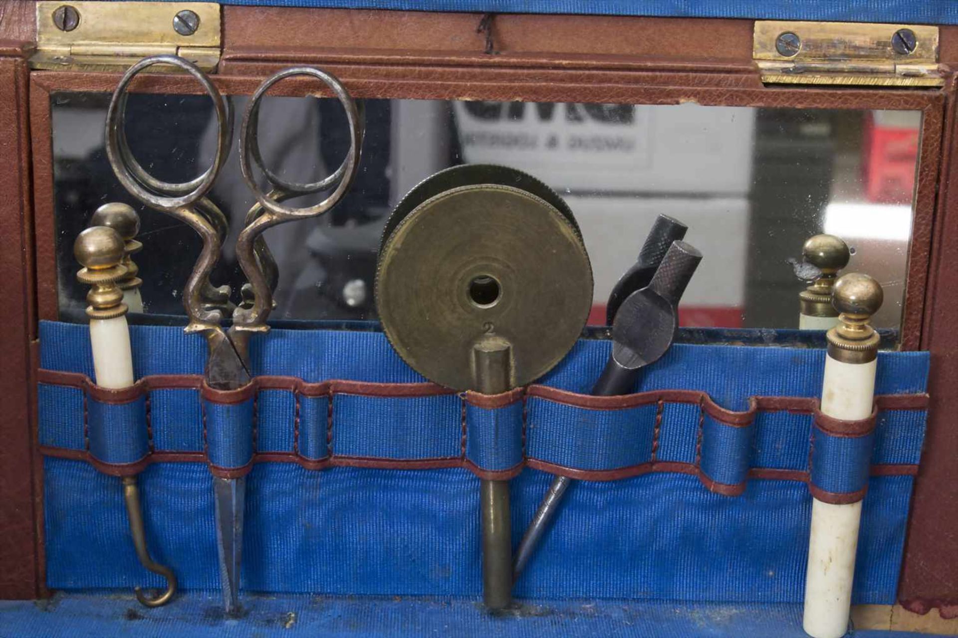 Nähkästchen mit Spieluhr / A sewing box with musical clock, um 1880Gehäuse: Holz und Karton mit - Image 3 of 4