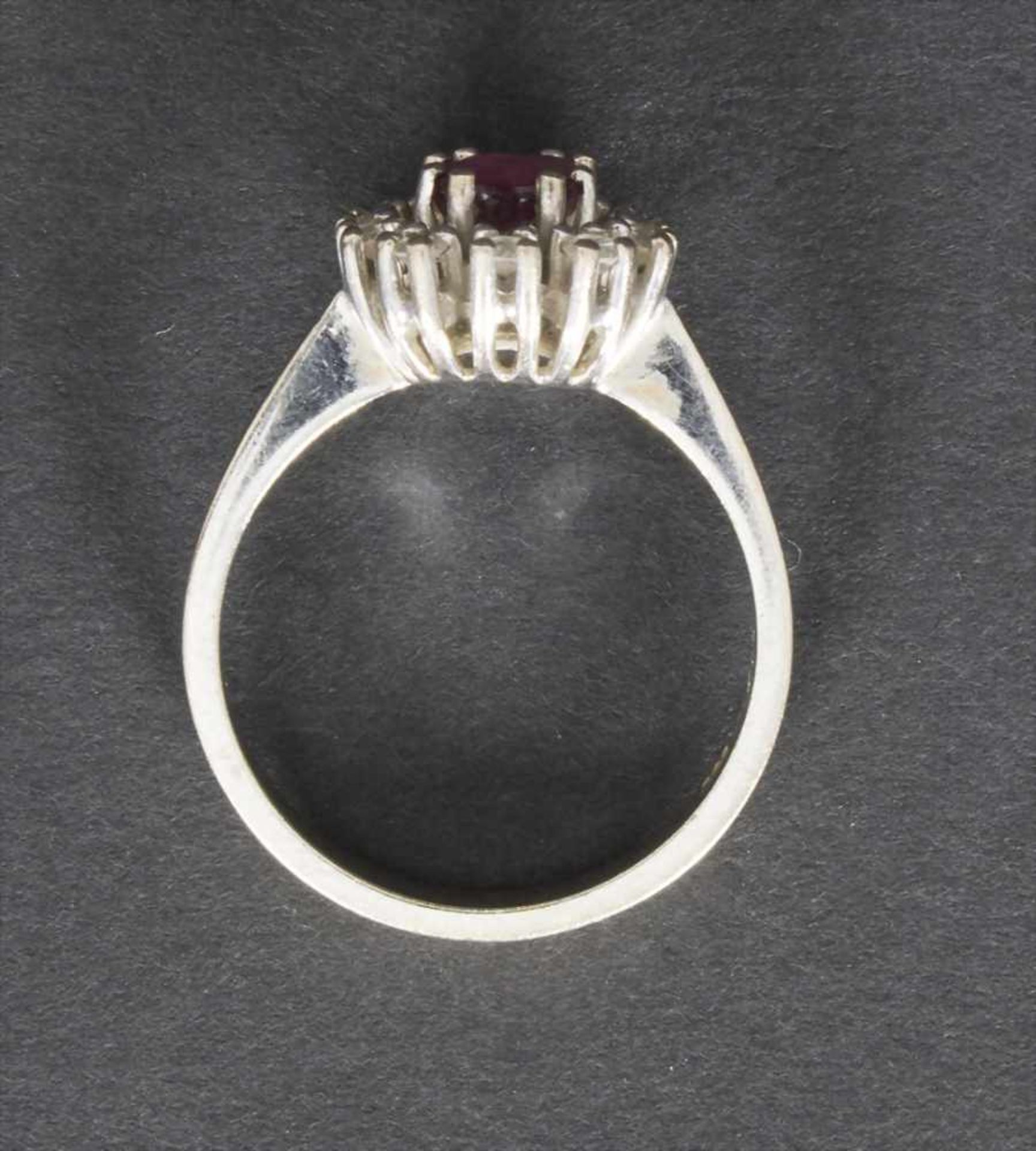 Damenring mit Diamanten und Rubin / A ladies ring with diamonds and red rubyMaterial: WG 585/000, - Image 3 of 3