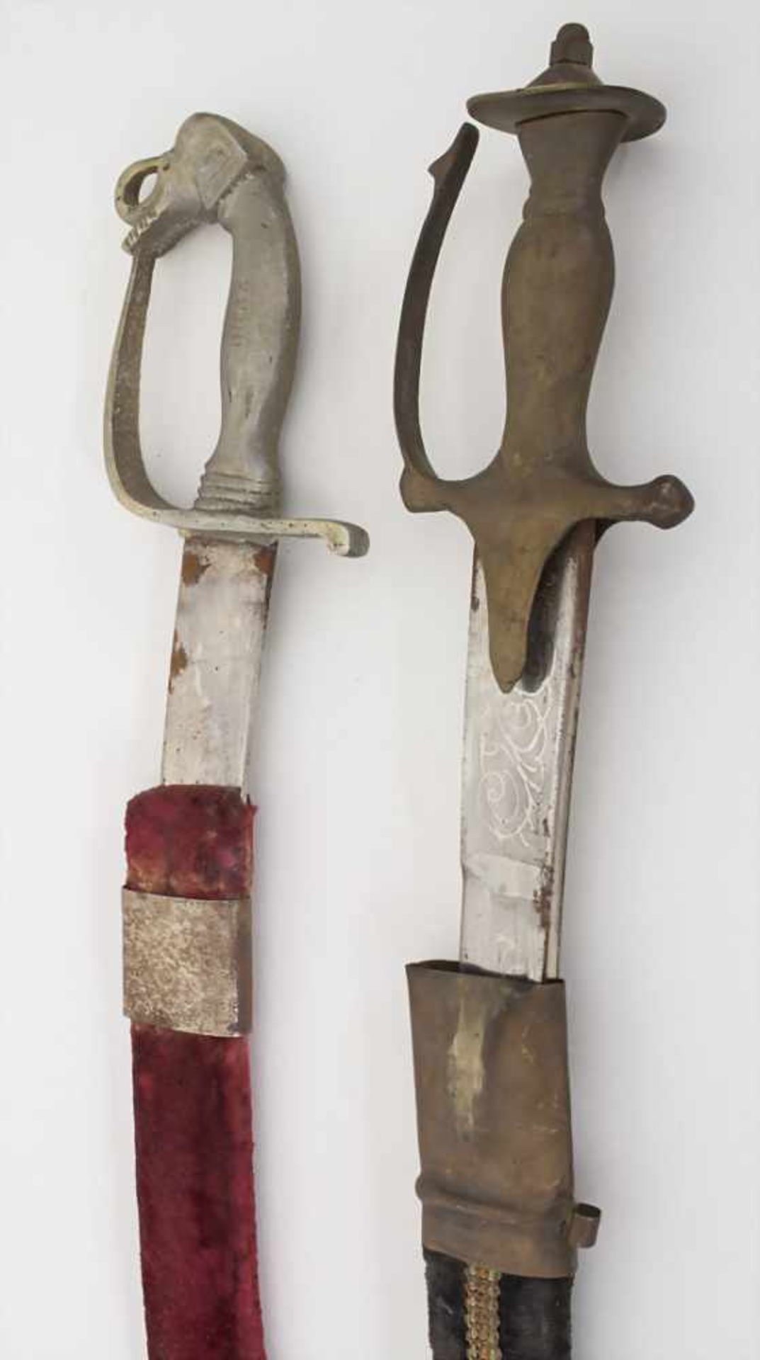 2 Kurzschwerter und ein Degen, Indien, 20 Jh.Material: Stahl, Messing, Samt,Maße: L. Klinge 35 - Bild 3 aus 5
