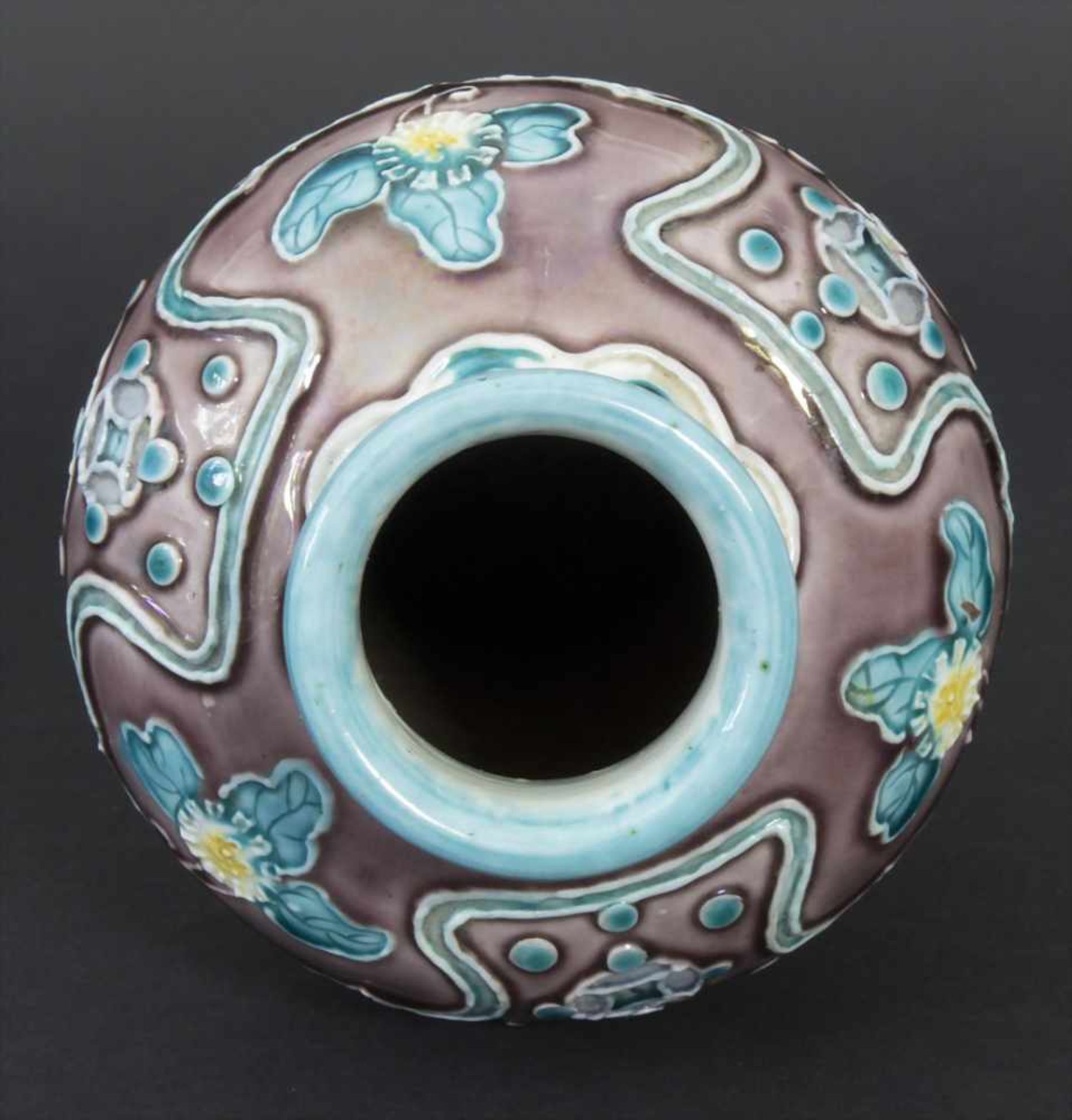 Fahua-Vase, China, wohl 18./19. Jh.Material: Bisquitporzellan, Auflagen in Fahuatechnik, polychrom - Image 6 of 13