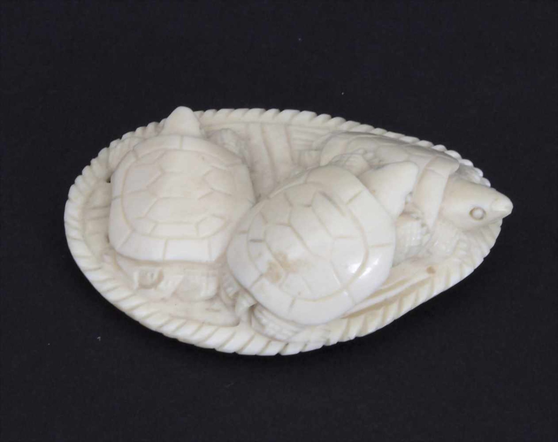 Netsuke 'Drei Schildkröten' / A Netsuke 'Three Turtles ', Japan, um 1900Material: Elfenbein, - Image 3 of 5