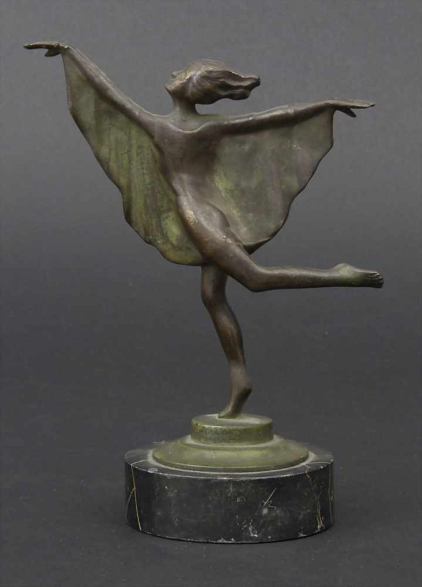 K. Bos (19. Jh.), 'Tänzerin' / 'A female dancer'Technik: Bronze, patiniert, auf schwarzem - Bild 3 aus 5