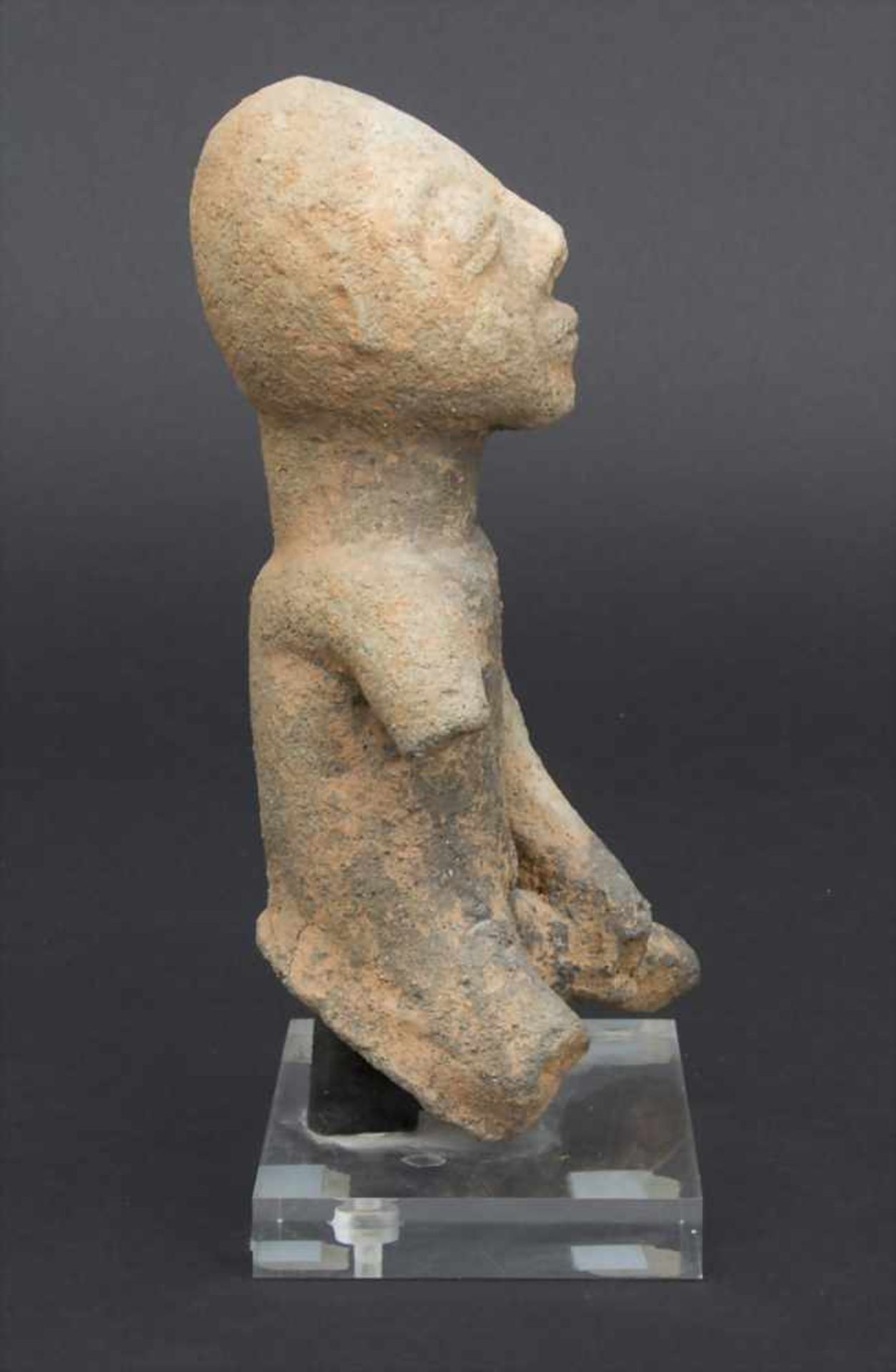Tonfigur / A clay figure, präkolumbianischMaterial: gebrannter Ton, auf Plexiglassockel montiert, - Image 3 of 7