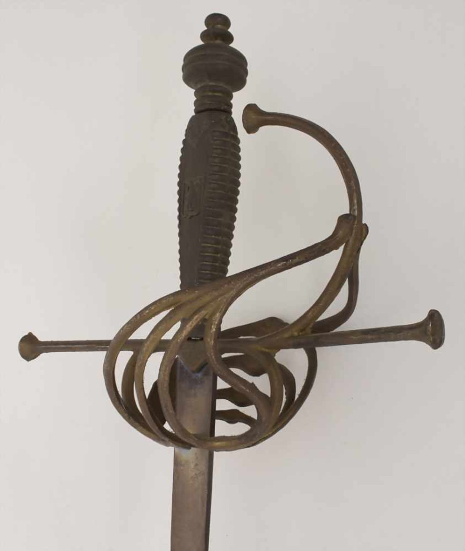 2 Kurzschwerter und ein Degen, Indien, 20 Jh.Material: Stahl, Messing, Samt,Maße: L. Klinge 35 - Bild 5 aus 5