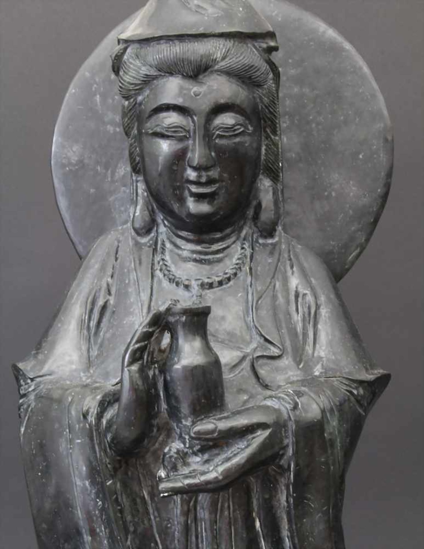 Jadefigur, 'Guanyin auf Doppel Lotos sockel', China um 1920Matrial: spinatgrüne Nephrit Jade, - Image 8 of 13