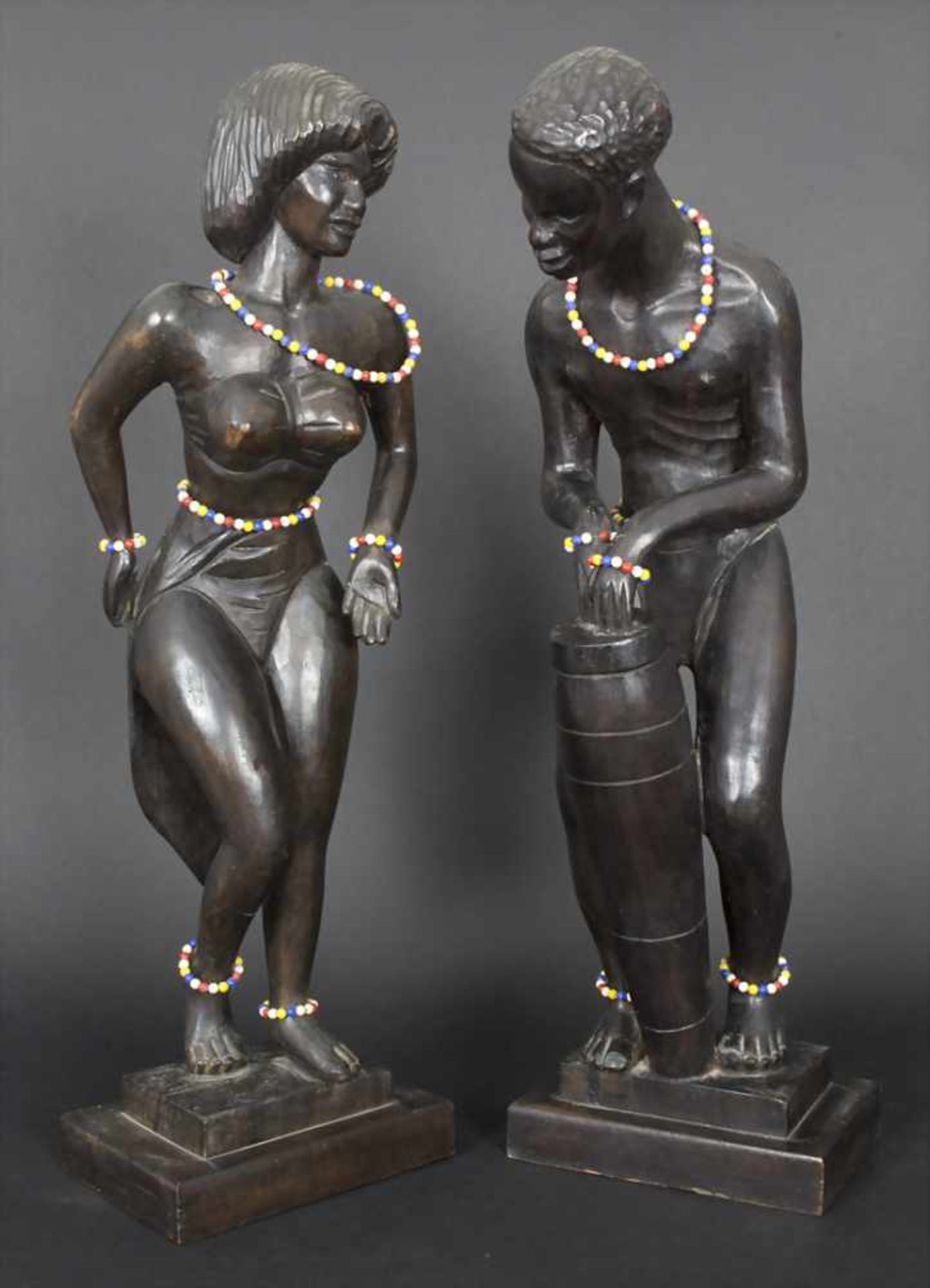 Urlaubssouvenir Figurenpaar 'Exotische Tänzerin und Trommler' / A pair of figures 'Exotic dancer and