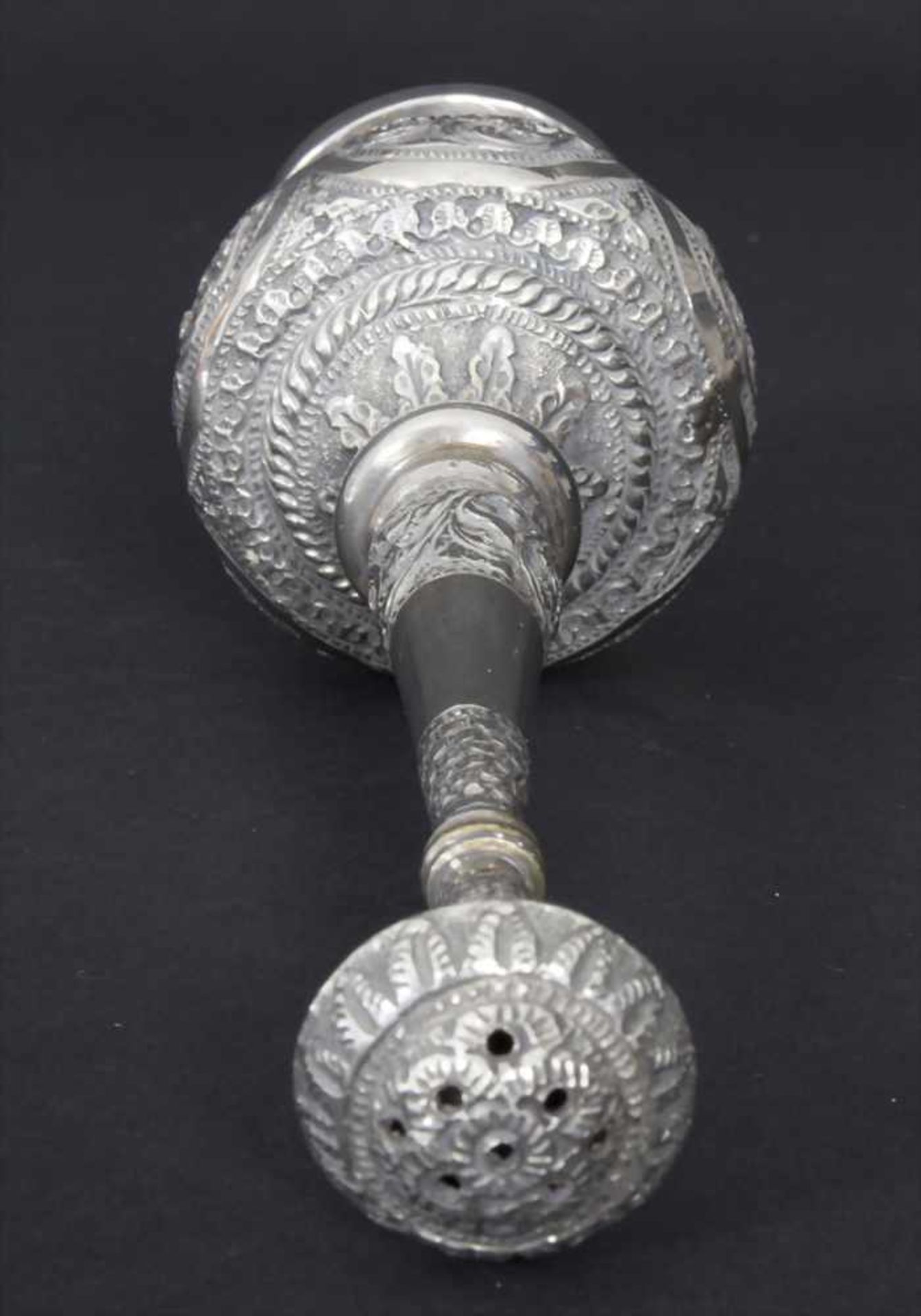 Rosenwasserflasche, Indien/Pakistan, um 1900Material: Silber mit Blättern- und Rankendekor,Marke: - Image 2 of 7