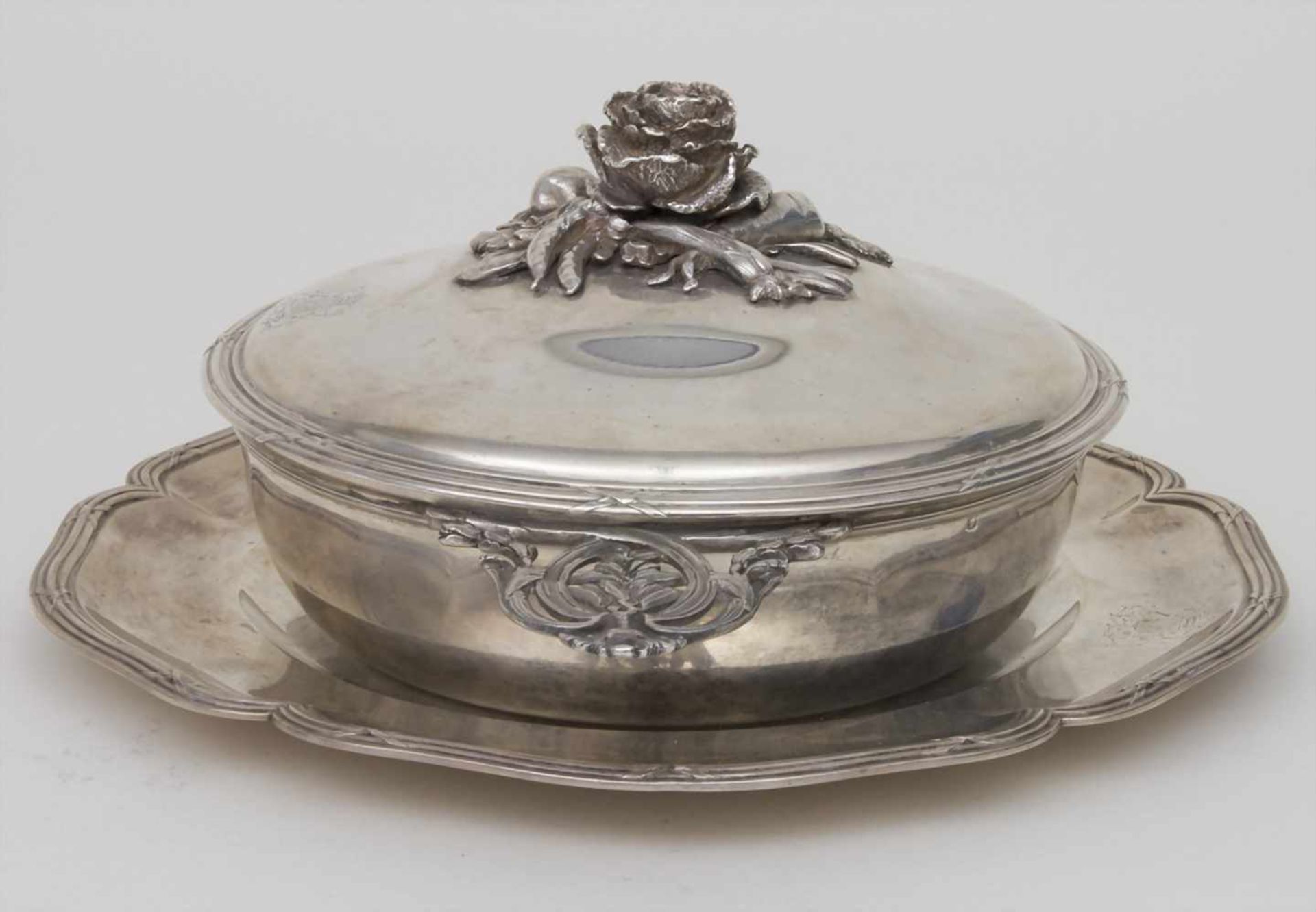 Legumier / Wöchnerinnenschüssel / A silver vegetable tureen with lining and cover, Stanislas Pollet, - Image 2 of 17