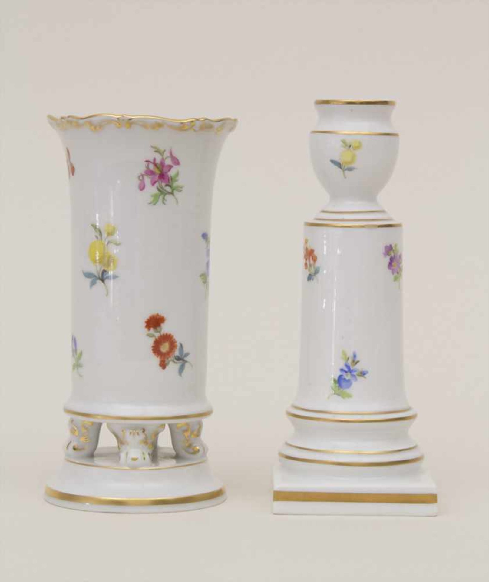 Vase und Kerzenleuchter 'Streublume' / A vase and a candlestick 'scattered flowers', Meissen, 1934- - Image 2 of 4