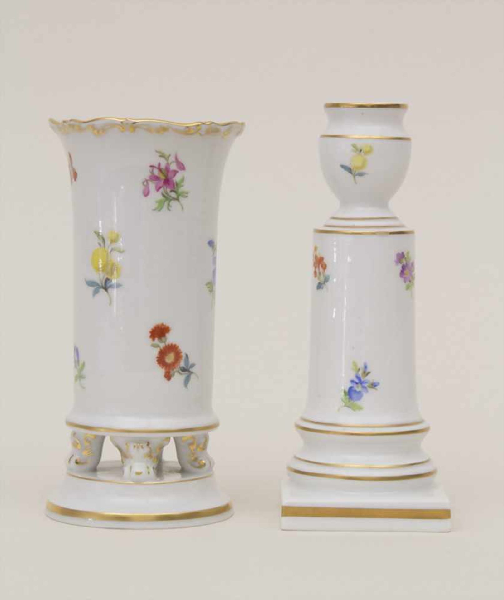 Vase und Kerzenleuchter 'Streublume' / A vase and a candlestick 'scattered flowers', Meissen, 1934- - Bild 2 aus 4