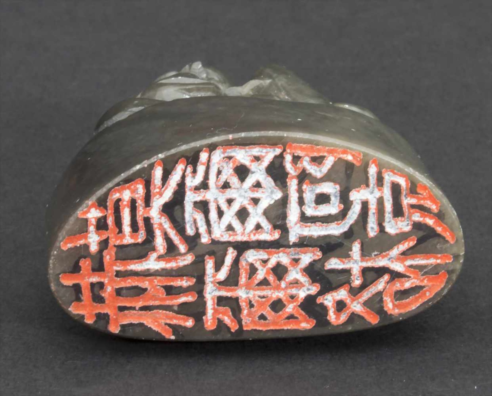Jade-Stempel, A Jade Stamp, China, 19. Jh.Material: Jade dunkel grün, geschnitzt, Höhe: 5 cm, - Image 9 of 9