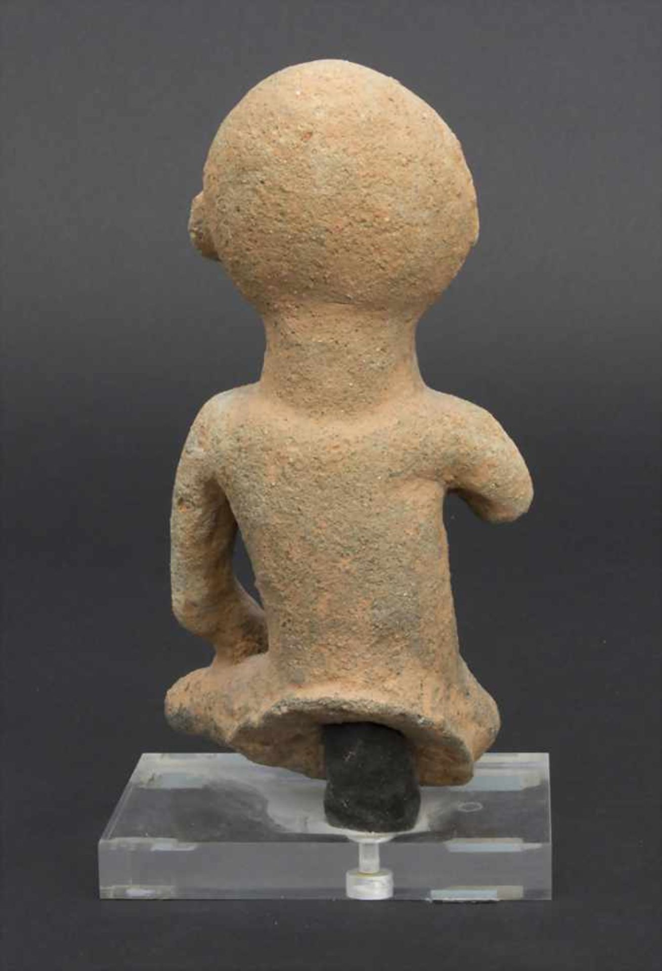 Tonfigur / A clay figure, präkolumbianischMaterial: gebrannter Ton, auf Plexiglassockel montiert, - Image 4 of 7