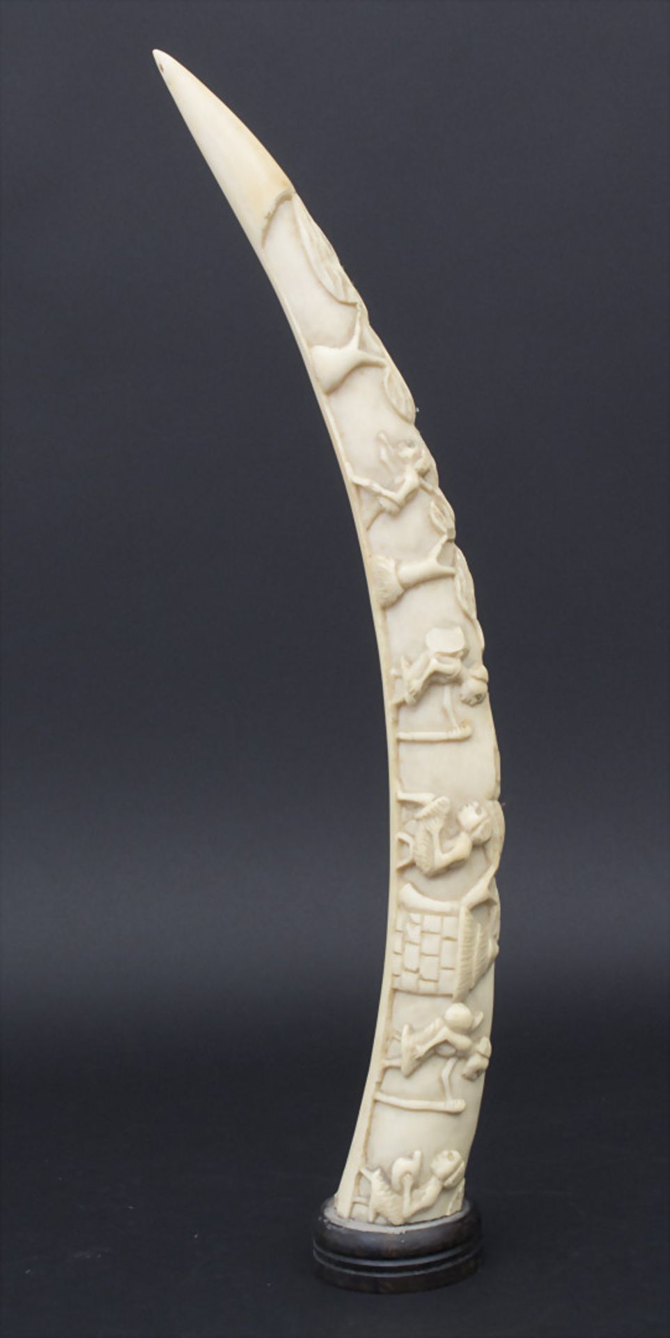 Große Elfenbein-Schnitzerei, Afrika, um 1900-20,Material: Elfenbein geschnitzt, HolzstandLänge: 55