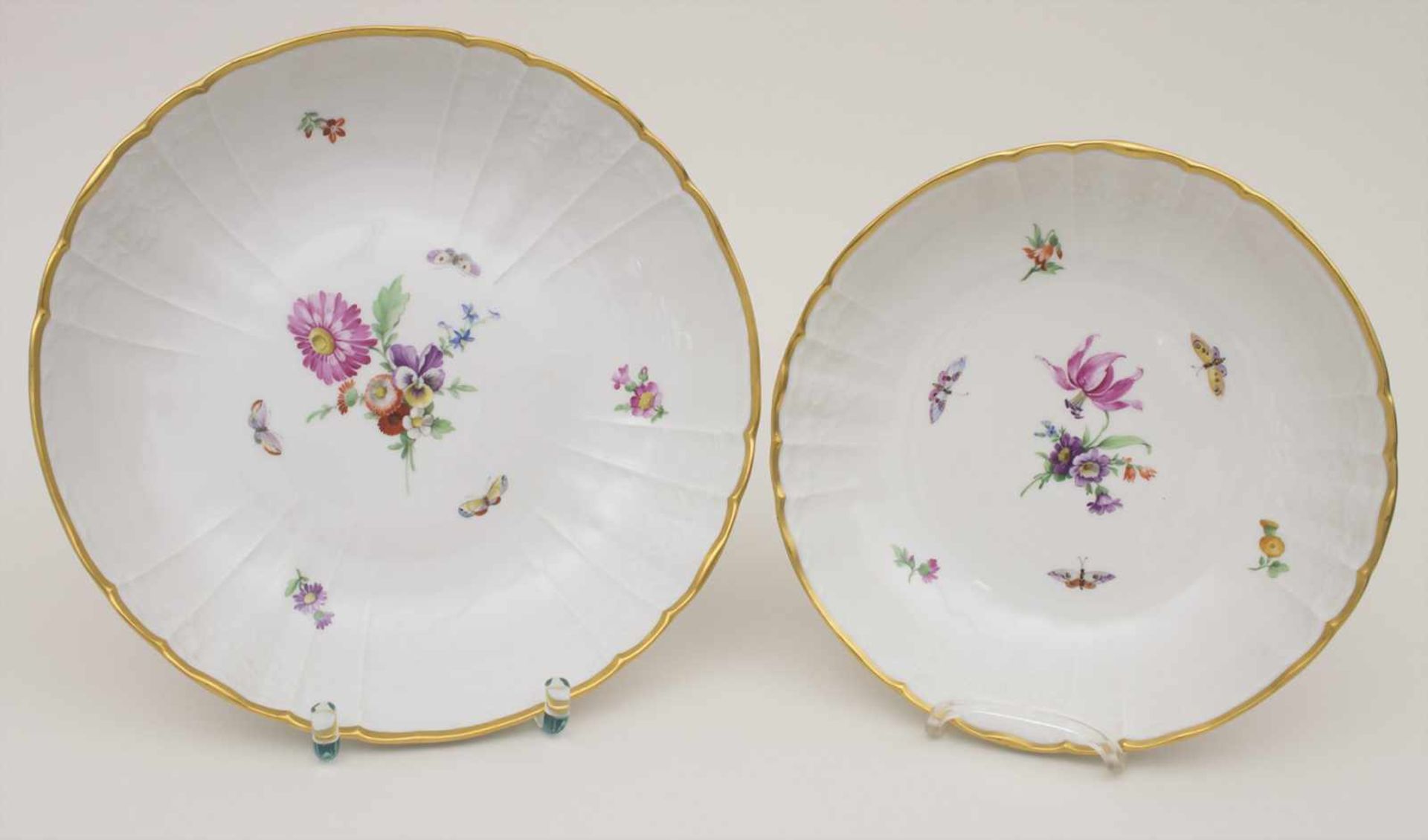 2 Schalen mit Blumen und Schmetterlingen / 2 bowls with flowers and butterflies, KPM/Berlin, um