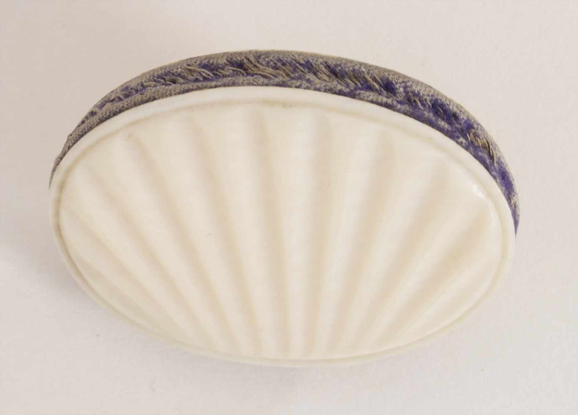 Elfenbein Nadelkissen / An ivory pincushion, 19. Jh.Material: muschelförmige Elfenbeinplatten, Maße: