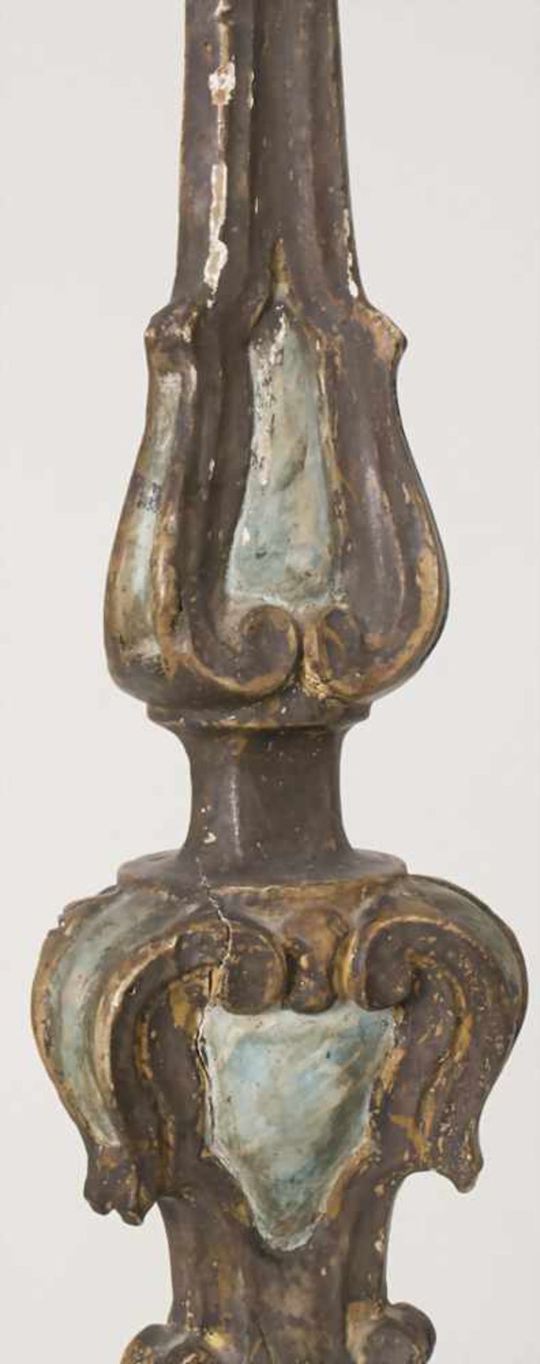 Altarleuchter / An altar candlestick, süddeutsch 18. Jh.Material: Holz, geschnitzt, farbig - Bild 7 aus 7