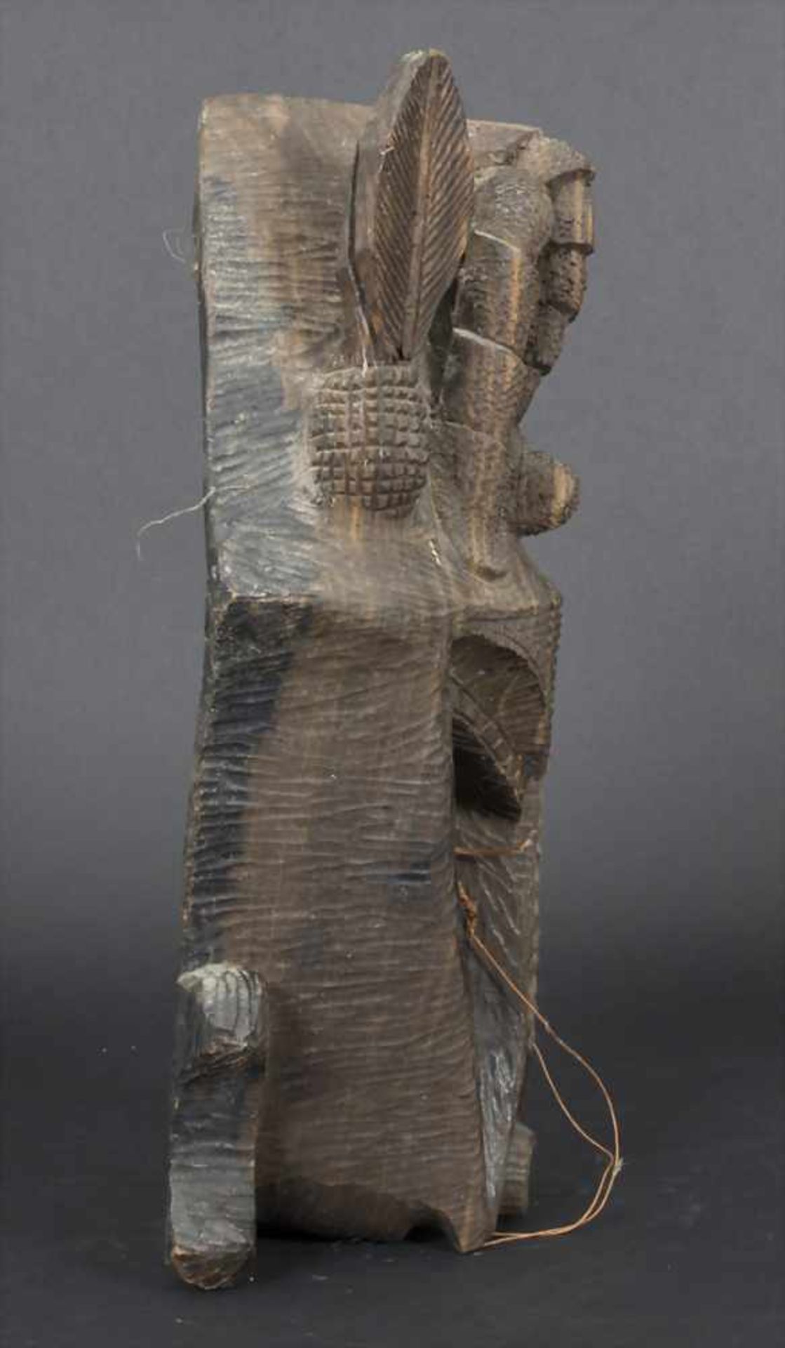 Tiermaske, WestafrikaMaterial: Hartholz geschnitzt,Maße: 40 cm,Zustand: ein Ohr gebrochen.- - -20.00 - Bild 3 aus 5