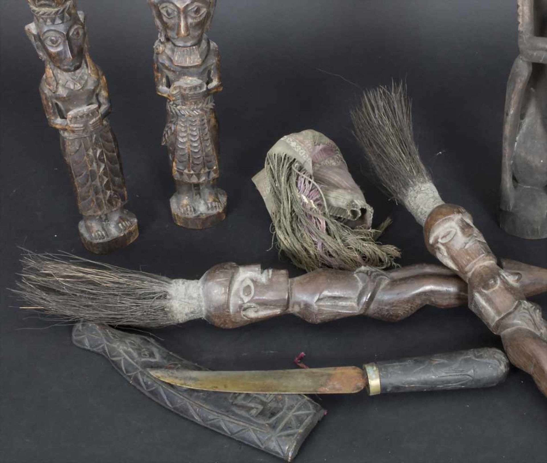 Konvolut Afrikana / Objects from Africa* Figurenpaar, Holz geschnitzt, Höhe 28,5 cm,* Messer in - Image 2 of 3